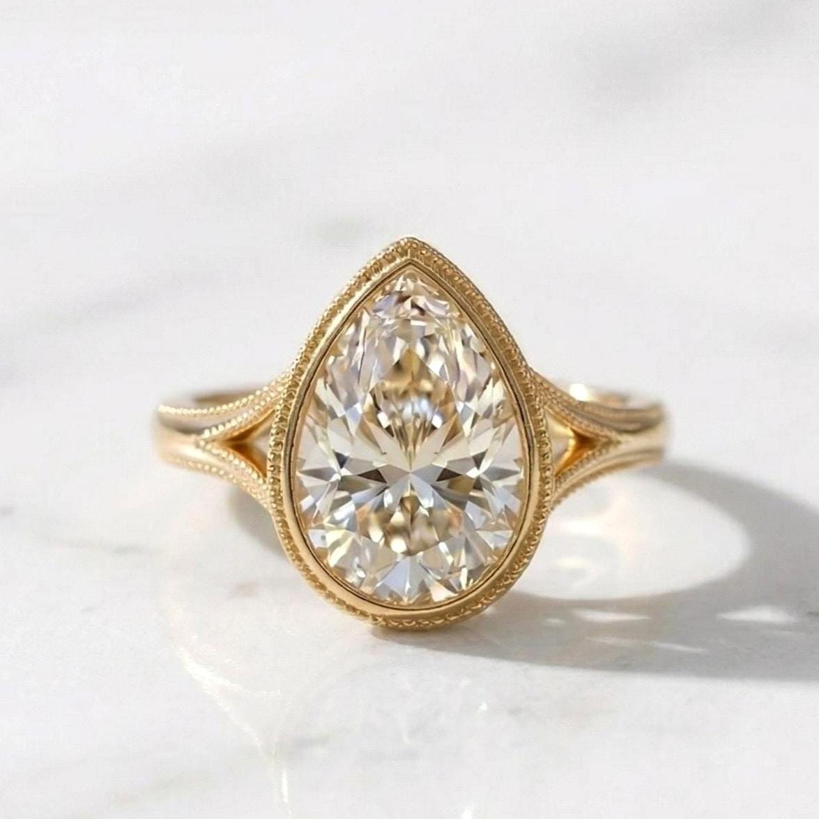 3,5 Karat IGI-zertifizierter Birnen-Labor-Diamantring Pear cut Moissanite engagement ring in 935 Argentium Silber — custom handcrafted by Forever For Love