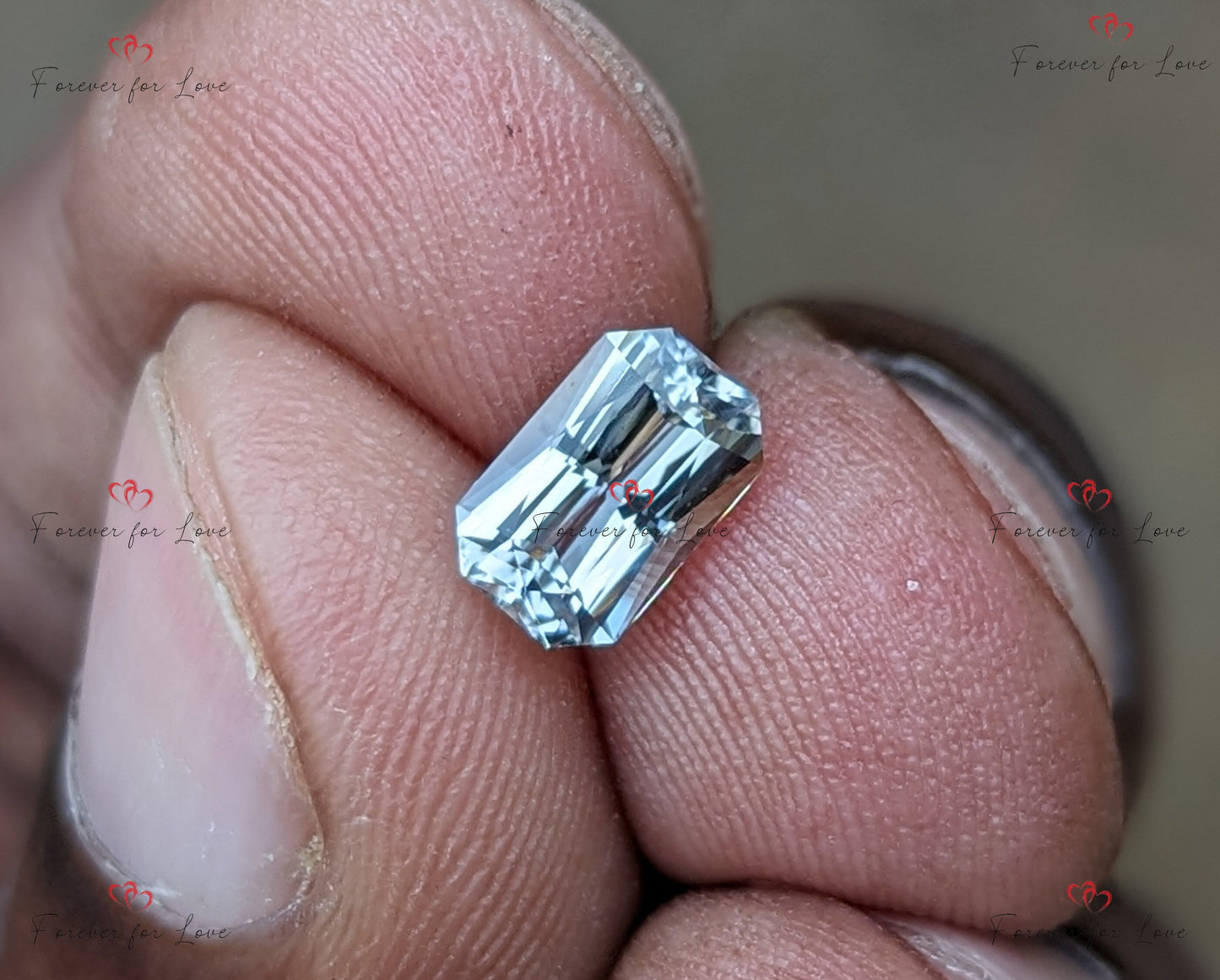1,60 Karat unbeheizter, unbehandelter Weißer Saphir. Ein natürlicher, eleganter, unbeheizter, unbehandelter Ceylon-Saphir im Radiant-Schliff. Moissanite engagement ring in Gold or Platinum — custom handcrafted by Forever For Love