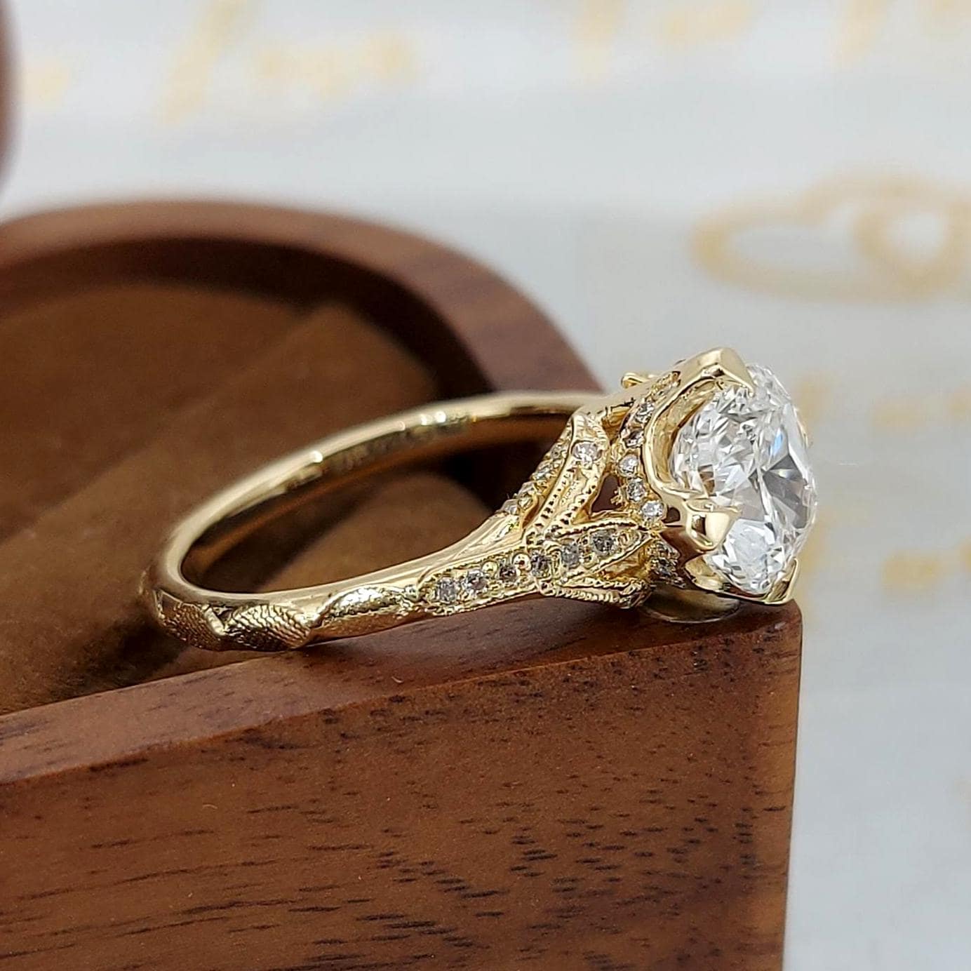 Bague de fiançailles avec diamant de laboratoire taille coussin certifié IGI Cushion cut 1Ct Moissanite taille brillant engagement ring in Gold or Platinum — custom handcrafted by Forever For Love