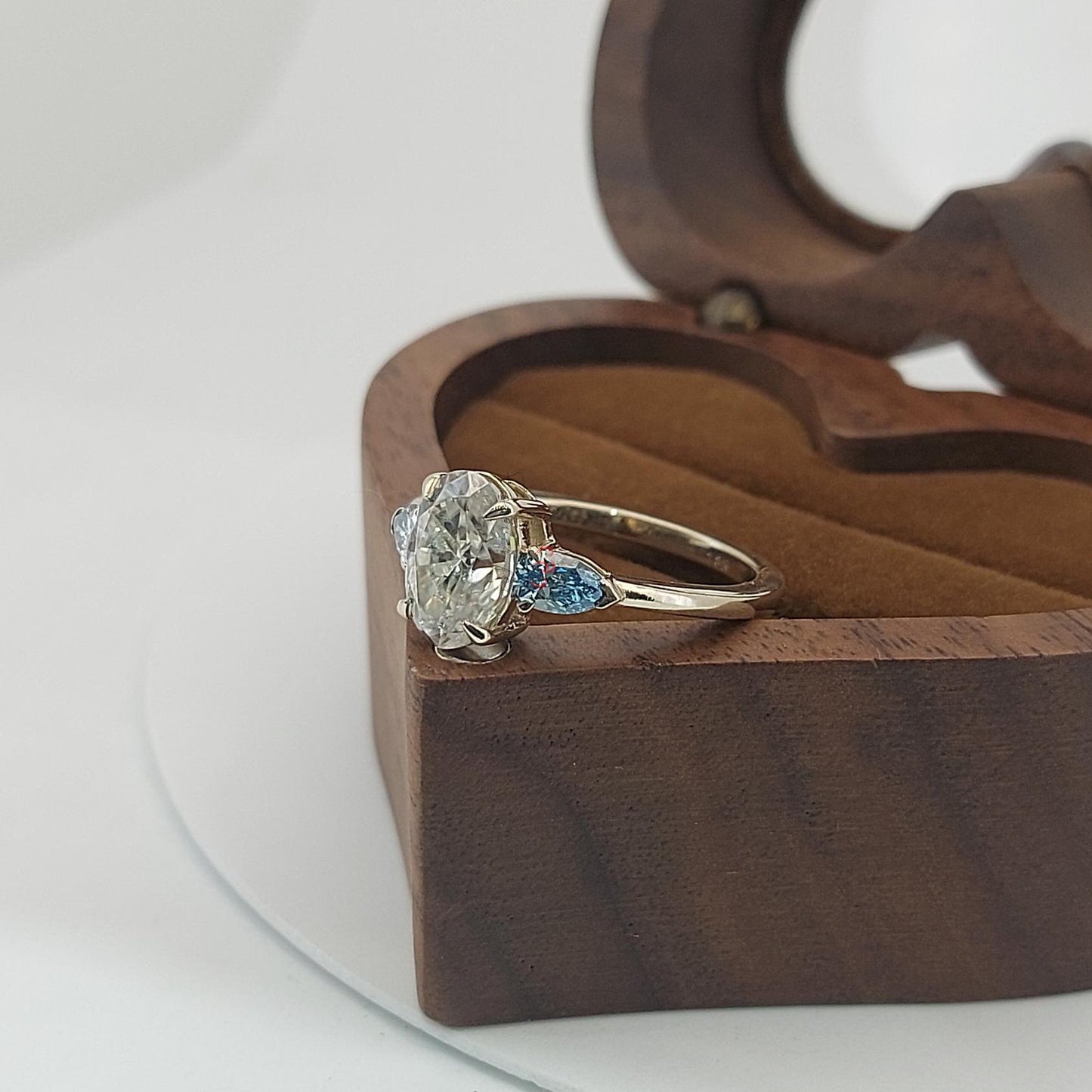 Bague de fiançailles trois pierres Ovale Diamant de laboratoire 1,5 carat et Aigue-marine poire Oval cut Moissanite engagement ring in Gold or Platinum — custom handcrafted by Forever For Love
