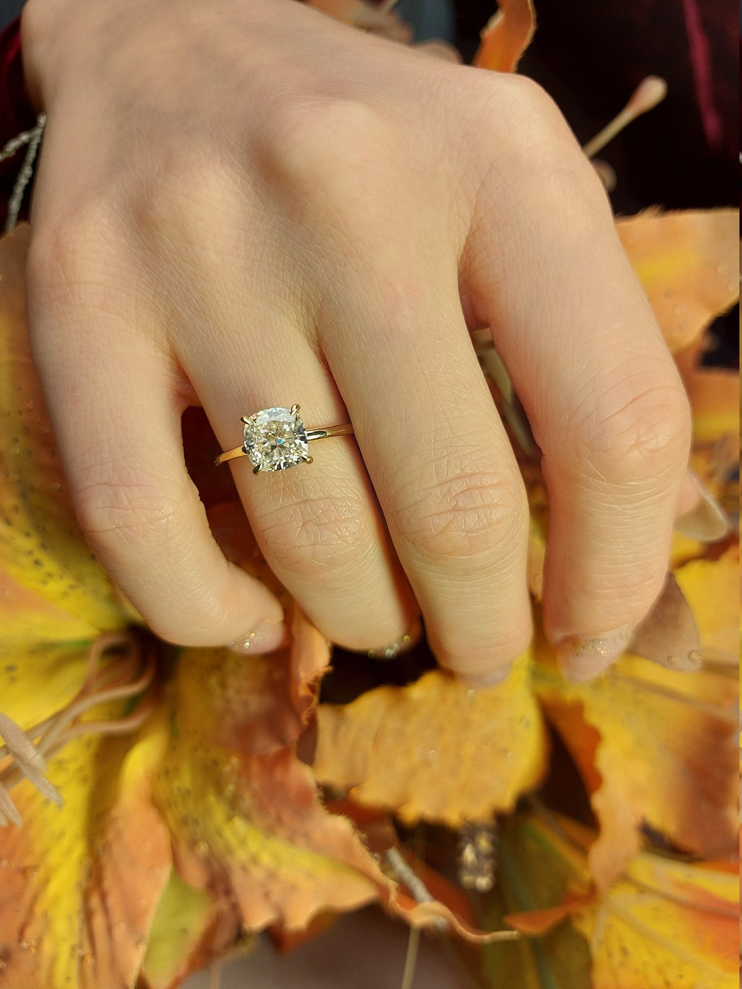3 Karat kissenförmiges Moissanit Eternity-Band Cushion cut Moissanite engagement ring in 935er Argentium Silber — custom handcrafted by Forever For Love
