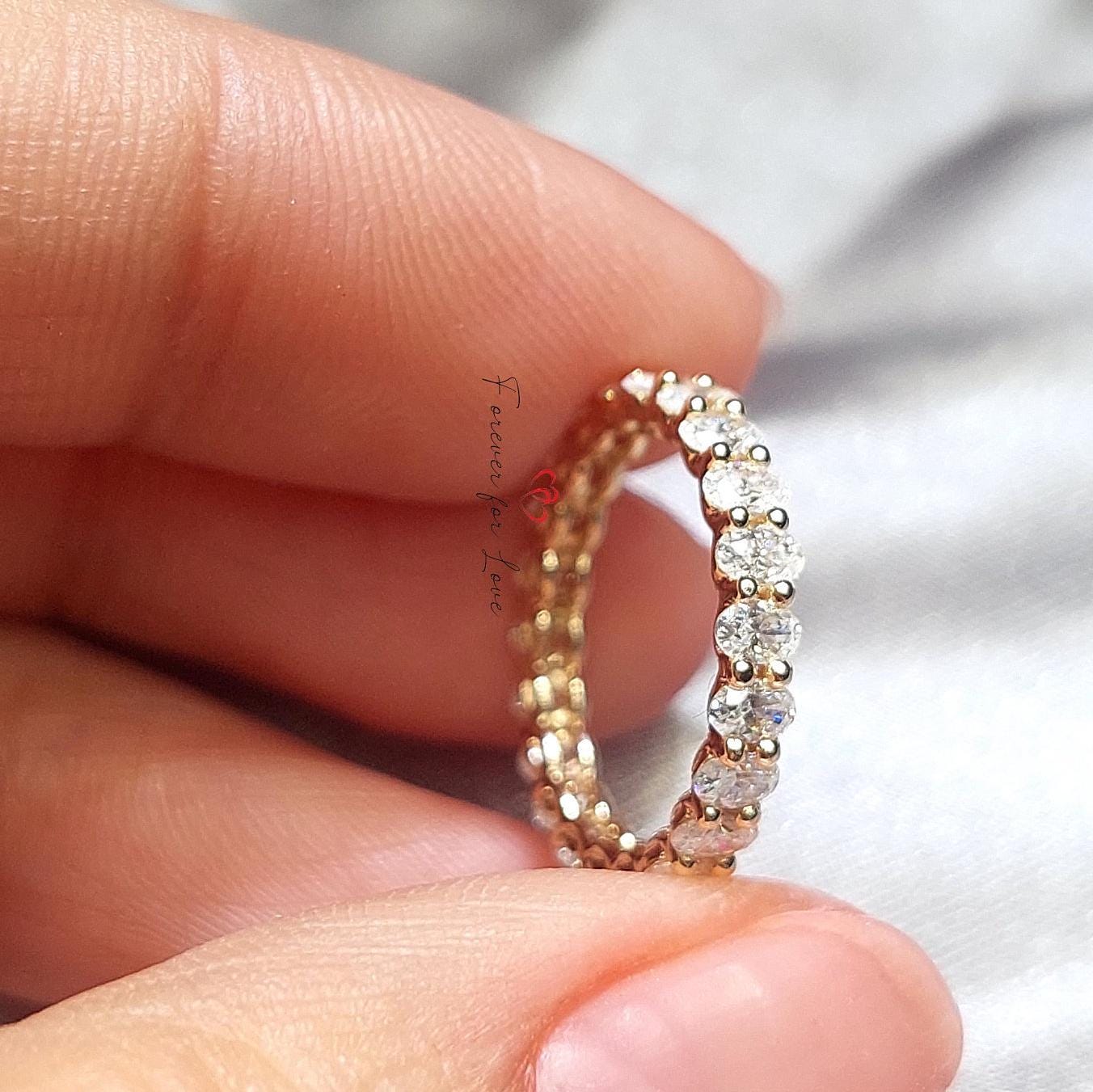 Alliance éternité complète avec diamants de laboratoire ovales Oval cut Moissanite taille brillant engagement ring in Gold or Platinum — custom handcrafted by Forever For Love