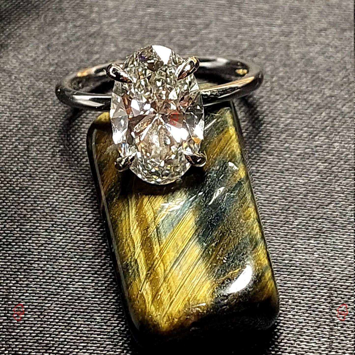 3 Karat ovaler Labor-Diamant Hidden-Halo-Solitär-Verlobungsring Oval cut Moissanite engagement ring in 935er Argentium Silber — custom handcrafted by Forever For Love