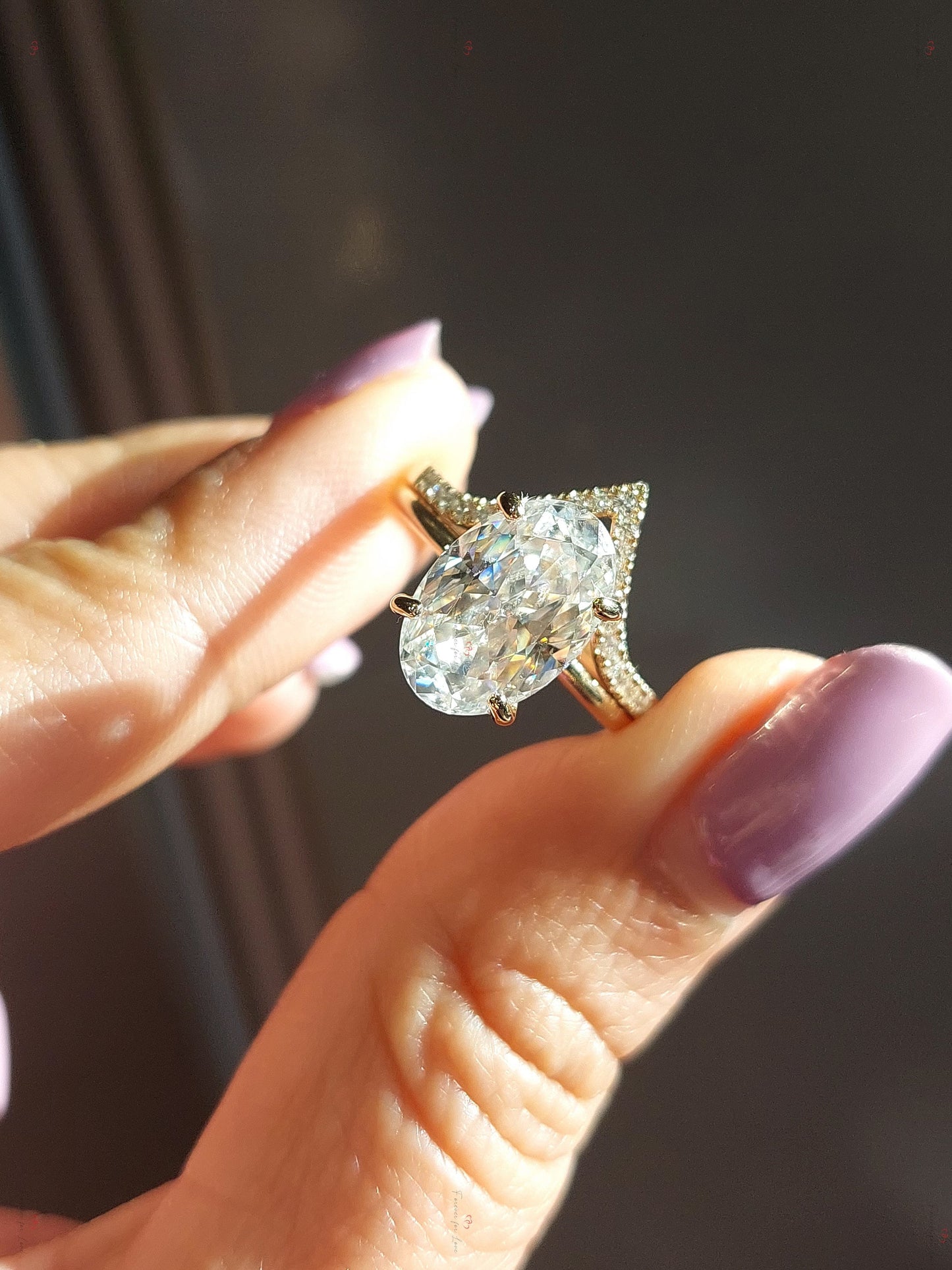 4 Karat ovales verborgenes Halo Moissanit Brautset Moissanite engagement ring in 935 Argentium Silber — custom handcrafted by Forever For Love