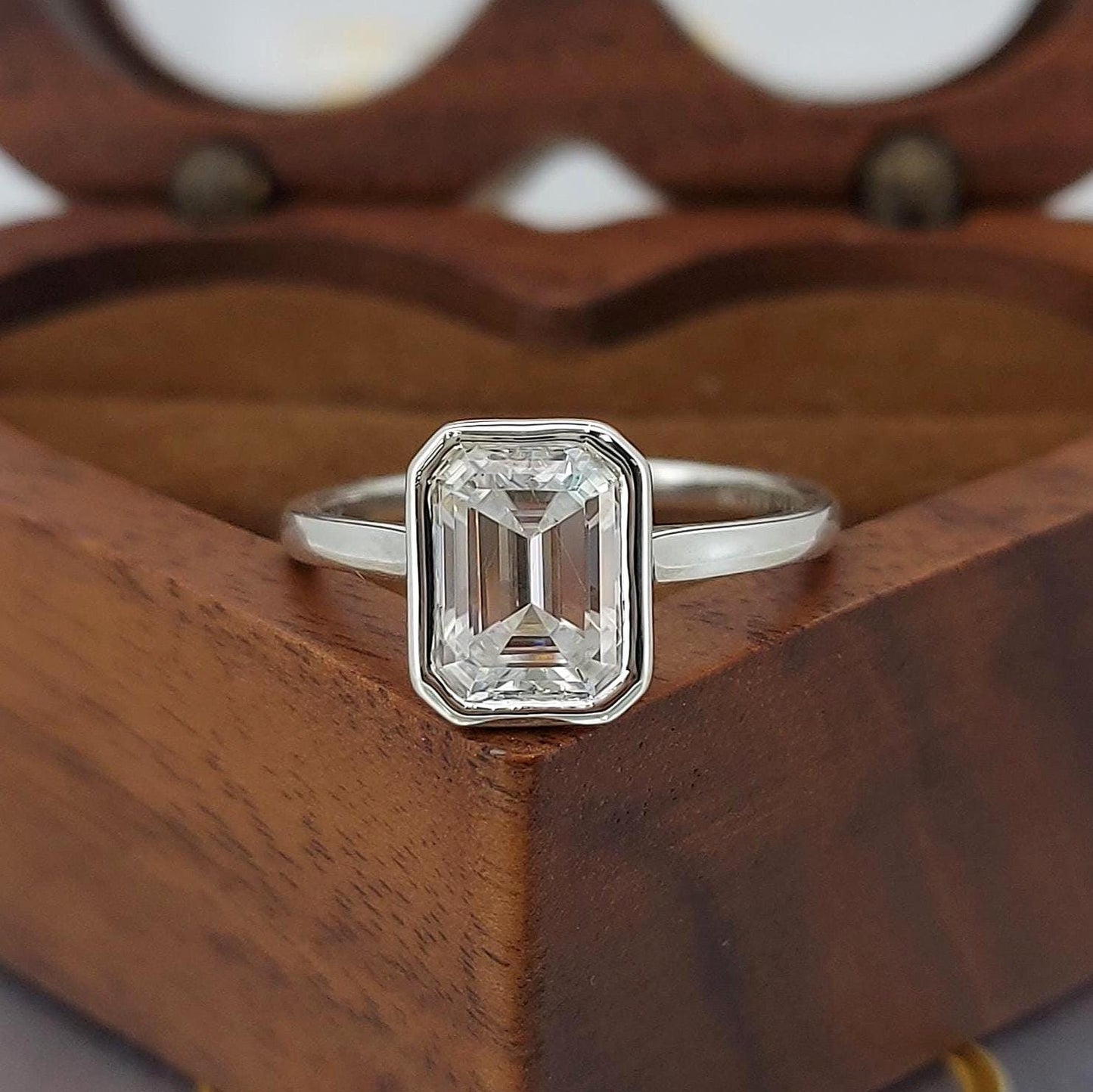 Bague de Fiançailles Solitaire Émeraude Moissanite Émeraude 1 Ct Emerald cut 1Ct Moissanite taille brillant engagement ring in Gold or Platinum — custom handcrafted by Forever For Love
