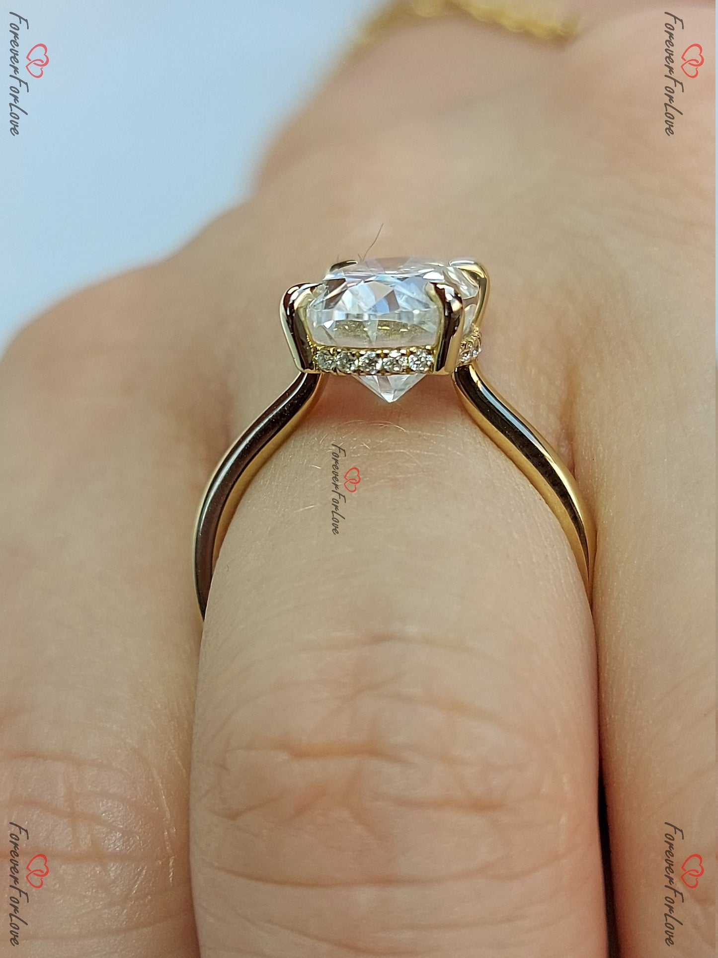 4 Karat Oval Moissanite Brillant Schliff Vintage Verlobungsring mit verdecktem Heiligenschein Oval cut Moissanite engagement ring in 935 Argentium Silber — custom handcrafted by Forever For Love