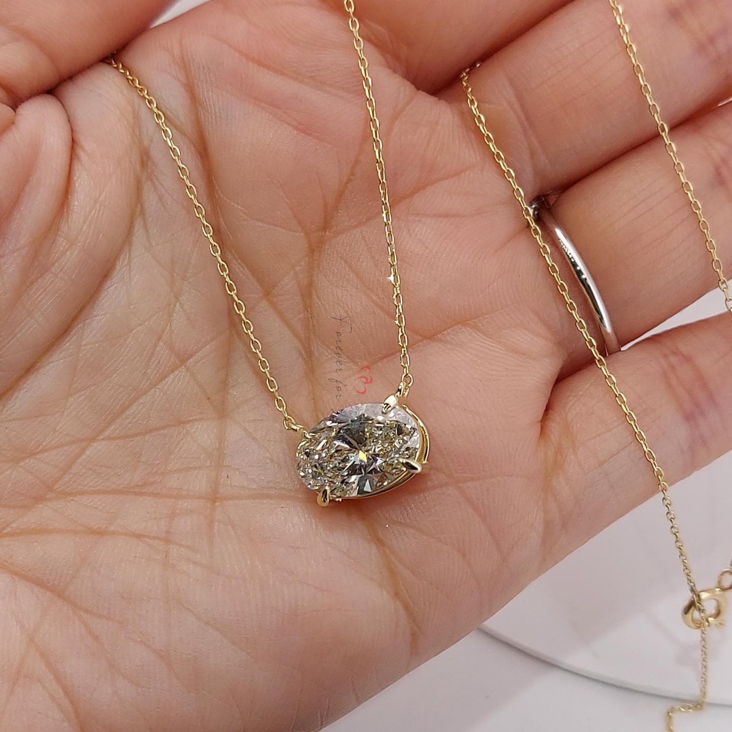 Pendentif solitaire flottant en or jaune 14 carats avec diamant taille ovale et chaîne de 45,7 cm, certifié IGI, 3 carats, couleur F, pureté VS1, diamant de synthèse Moissanite engagement ring in Gold or Platinum — custom handcrafted by Forever For Love