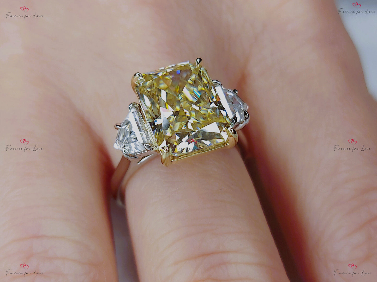 6 Karat Radiant Moissanit Verlobungsring mit 4-Zacken-Kasselfassung Radiant cut Moissanite engagement ring in 935 Argentium Silber — custom handcrafted by Forever For Love