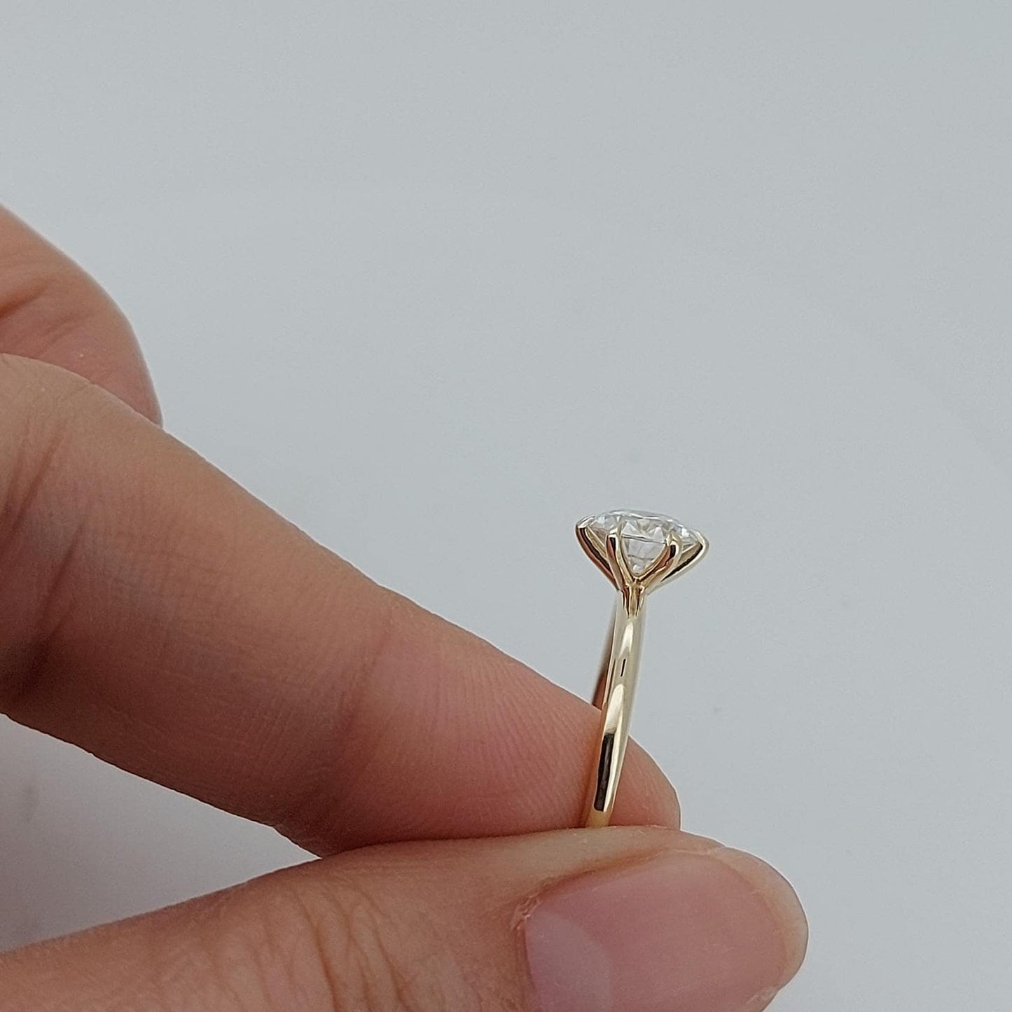 1 Karat runder Schliff IGI-zertifiziert E, VVS2 im Labor gezüchteter Diamant Solitärring Verlobungsring, Gelbgold Versprechensring Geschenk für sie Round cut Moissanite engagement ring in 935 Argentium Silber — custom handcrafted by Forever For Love