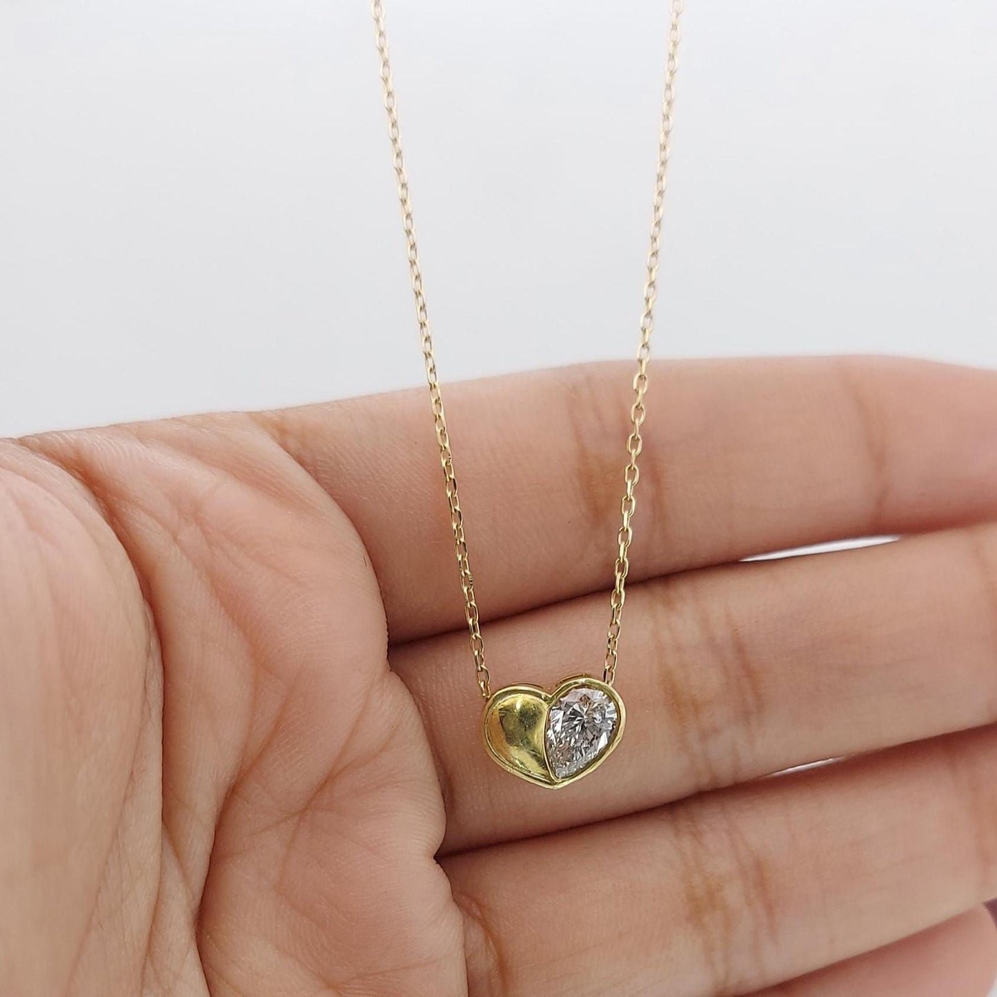 Herzförmige Birnen-Diamantkette, 14k Gelbgold, zierlicher minimalistischer Birnen-Anhänger, Labor-Diamant-Damenkette, besonderes Geschenk für sie. Moissanite engagement ring in Gold or Platinum — custom handcrafted by Forever For Love