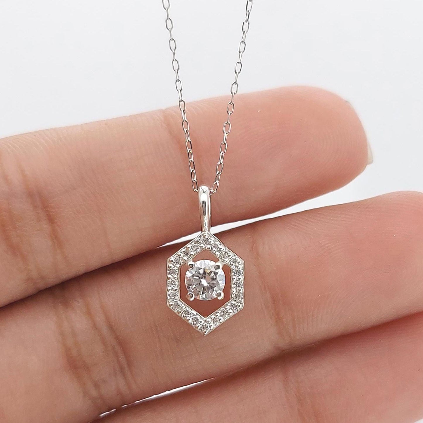 Halskette mit rundem Diamanten, 14 Karat Gelbgold, zierlicher minimalistischer Anhänger, Labordiamanten Damenhalskette, einzigartiges Design, besonderes Geschenk für sie. Moissanite engagement ring in Gold or Platinum — custom handcrafted by Forever For Love