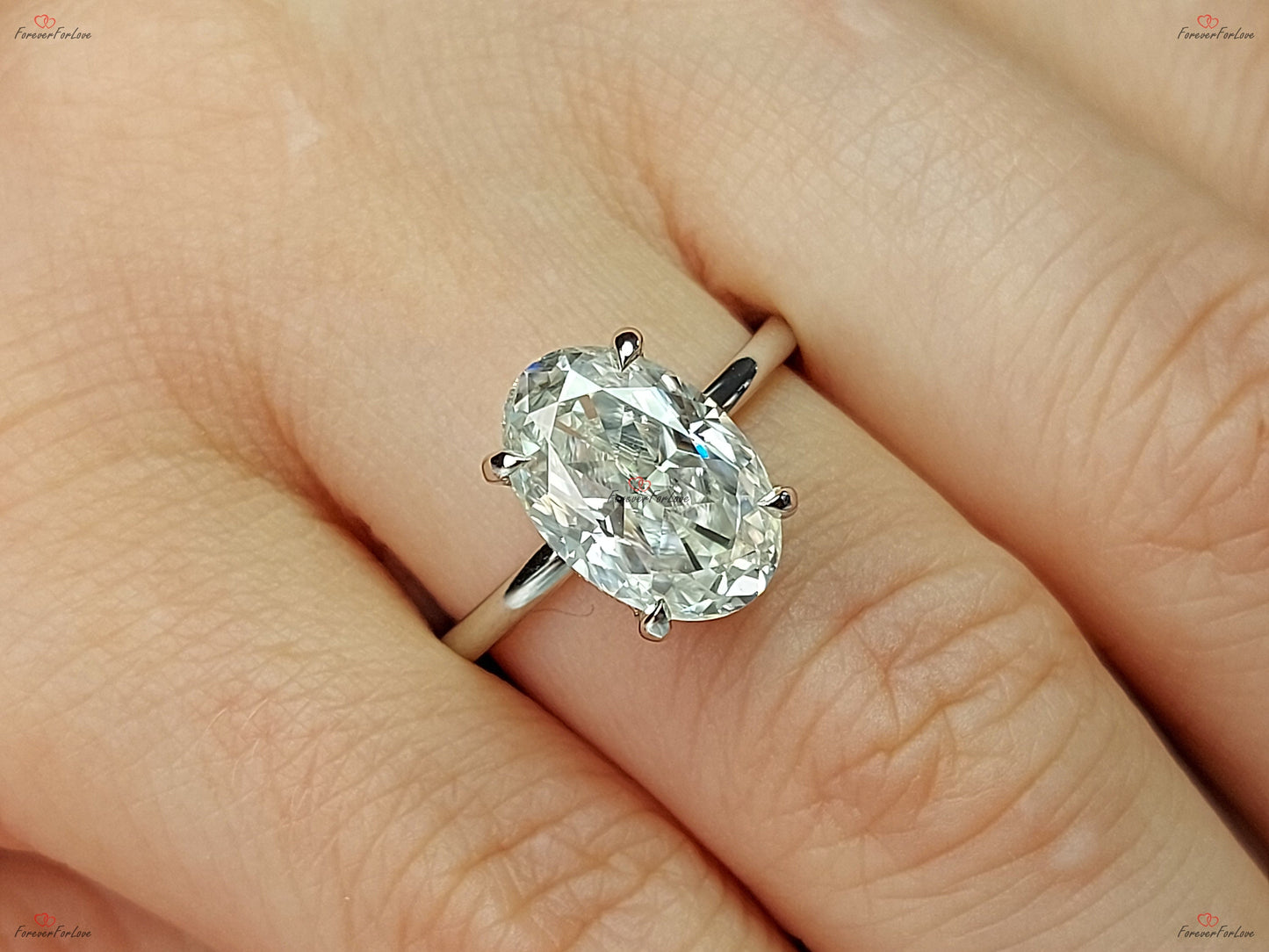 Bague de fiançailles en moissanite ovale 4 carats avec halo caché Oval cut 1Ct Moissanite taille brillant engagement ring in Gold or Platinum — custom handcrafted by Forever For Love