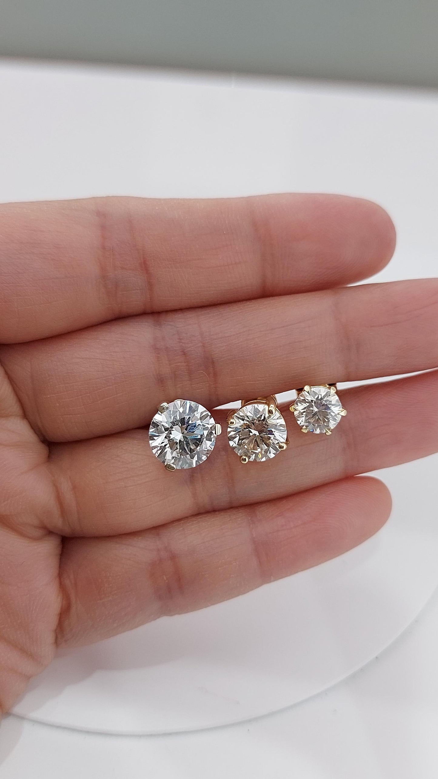 Boucles d'oreilles clous en or jaune avec diamants ronds de laboratoire totalisant 2 carats, clous en diamant, véritables clous en diamant, cadeau d'anniversaire, cadeau de Saint-Valentin pour elle Moissanite engagement ring in Gold or Platinum — custom handcrafted by Forever For Love