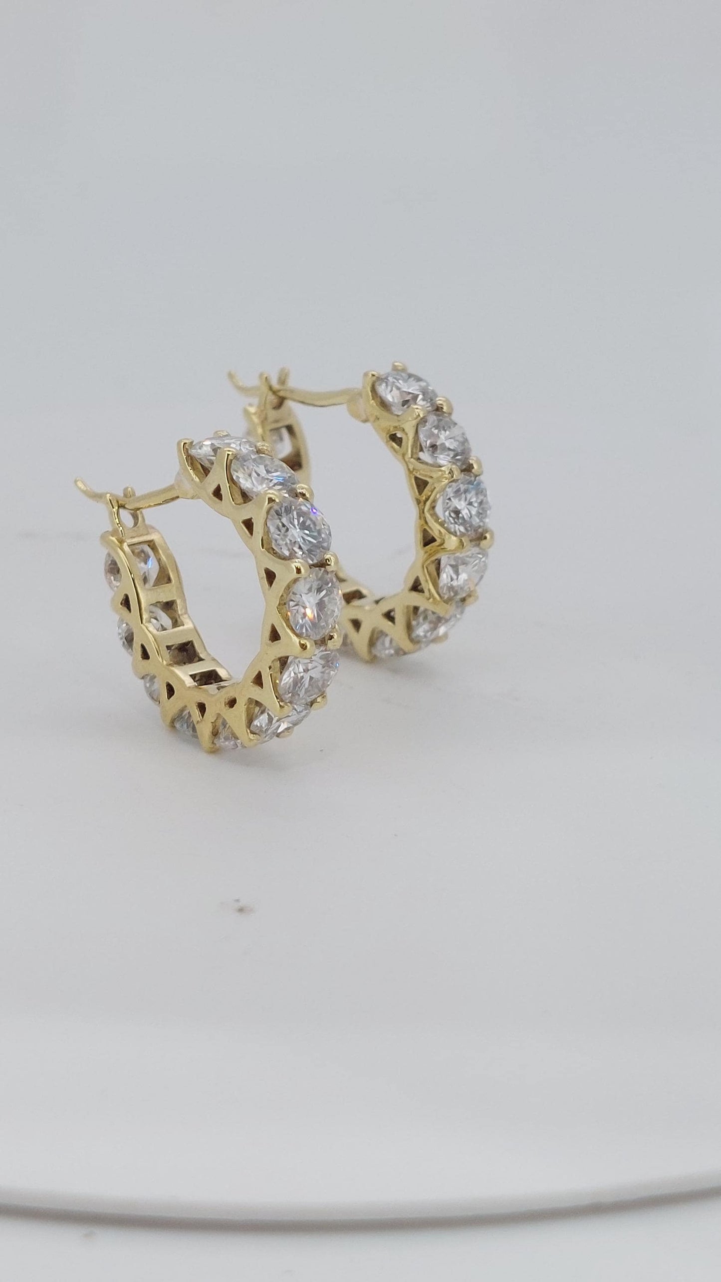 4MM Runde Laborgediamanten Ohrringe, 18 K Weißgold Creolen Für Sie, Diamant Huggies Ohrringe, Jubiläumsgeschenk Für Ehefrau. Moissanite engagement ring in Gold or Platinum — custom handcrafted by Forever For Love
