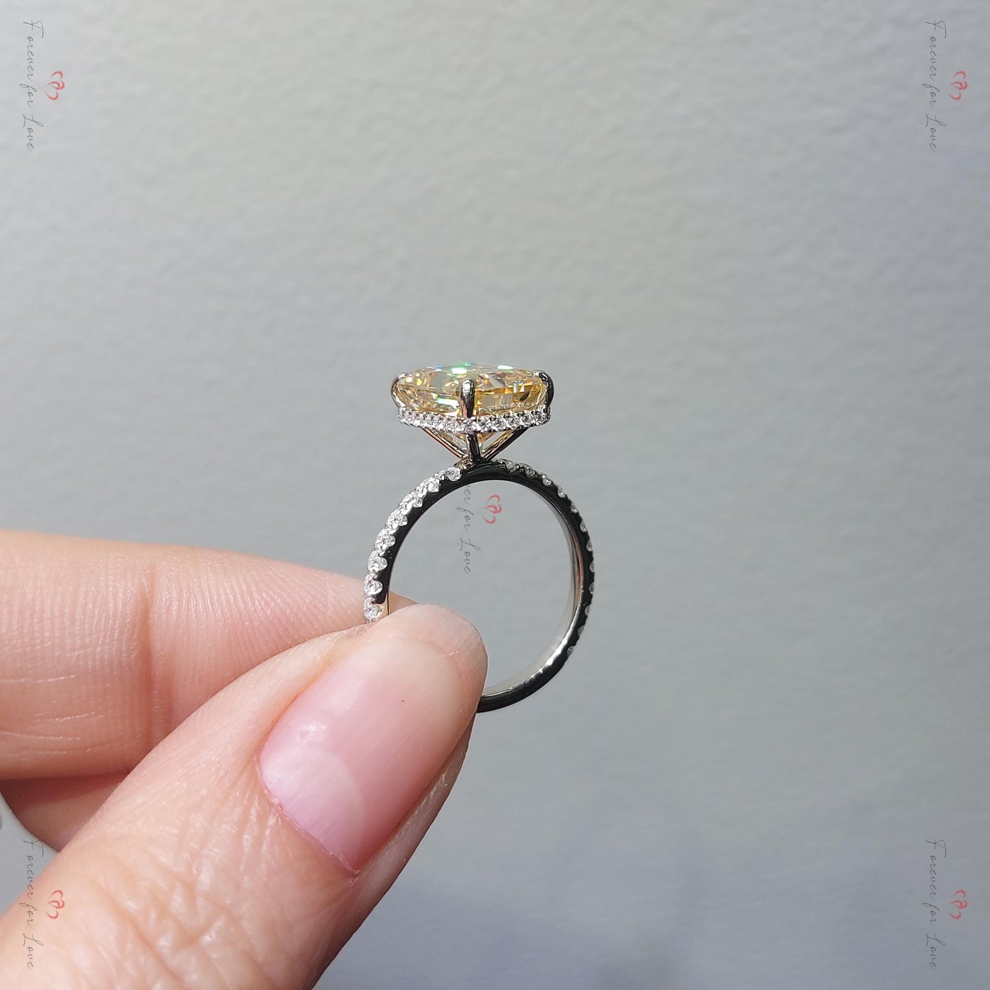Bague de fiançailles en moissanite jaune taille radiant 4 carats Radiant cut 1Ct Moissanite taille brillant engagement ring in Gold or Platinum — custom handcrafted by Forever For Love