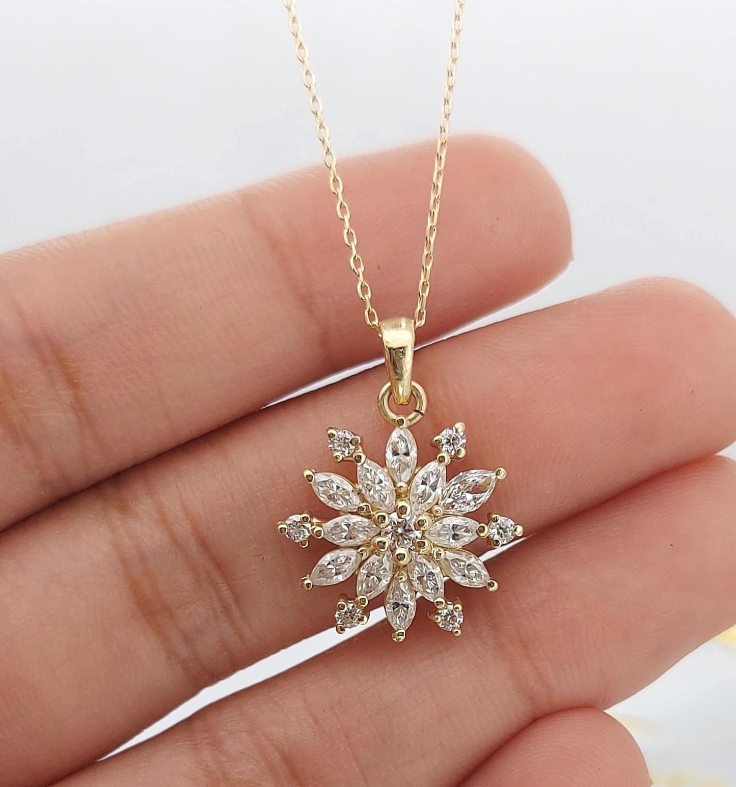 1,4 Karat E/VVS2 Diamantanhänger in Marquise- und Rundschliff mit Kette, 14k Massivgold, Lab Grown Diamant, Perfektes Geschenk für sie Moissanite engagement ring in Gold or Platinum — custom handcrafted by Forever For Love
