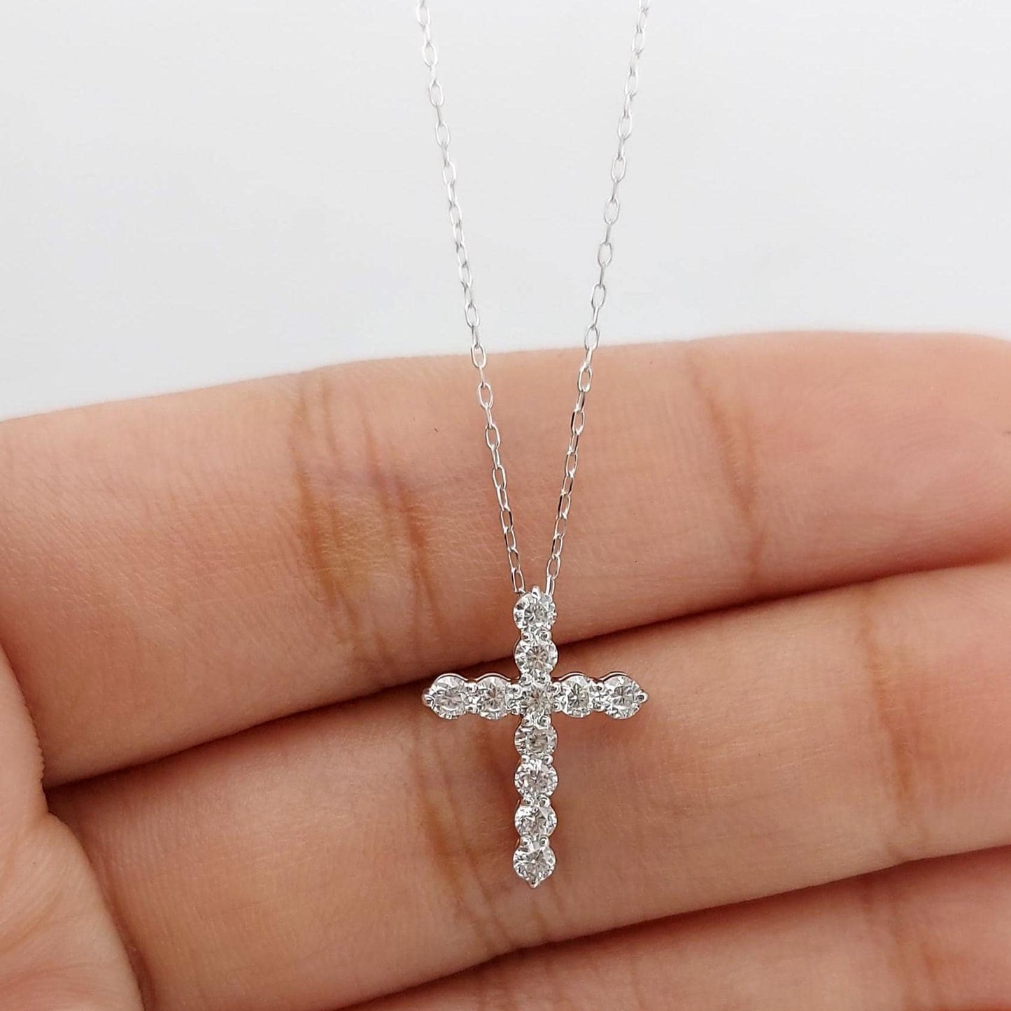 Halskette mit Diamantkreuz aus 14 Karat Massivgold für Damen, Diamantkreuz-Anhänger, religiöser Schmuck, christlicher Glaubensanhänger, Kreuzgeschenk für Frauen Moissanite engagement ring in Gold or Platinum — custom handcrafted by Forever For Love