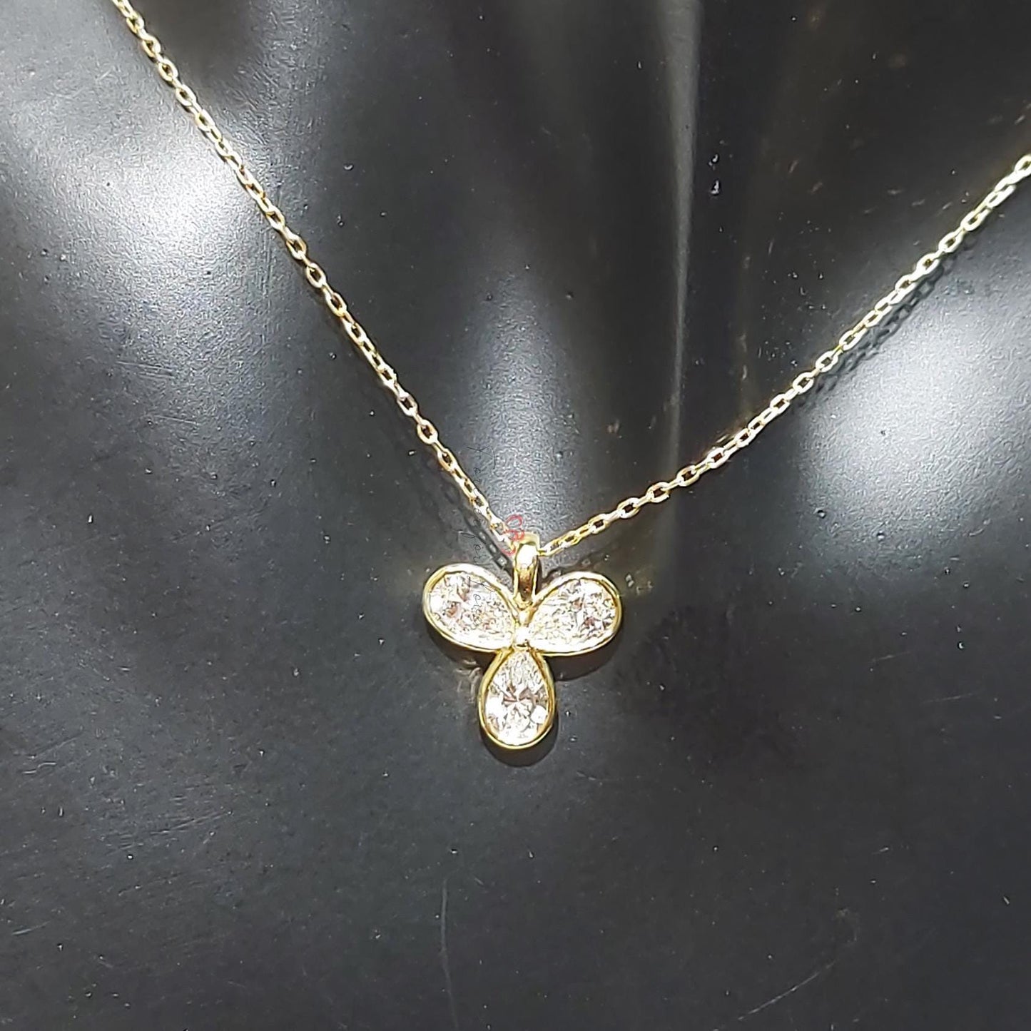 Birnen-Diamant-Kleeblatt-Halskette, 14 Karat Gelbgold, zierlicher minimalistischer Herzanhänger, echte Diamant-Damenhalskette, besonderes Geschenk für sie. Moissanite engagement ring in Gold or Platinum — custom handcrafted by Forever For Love