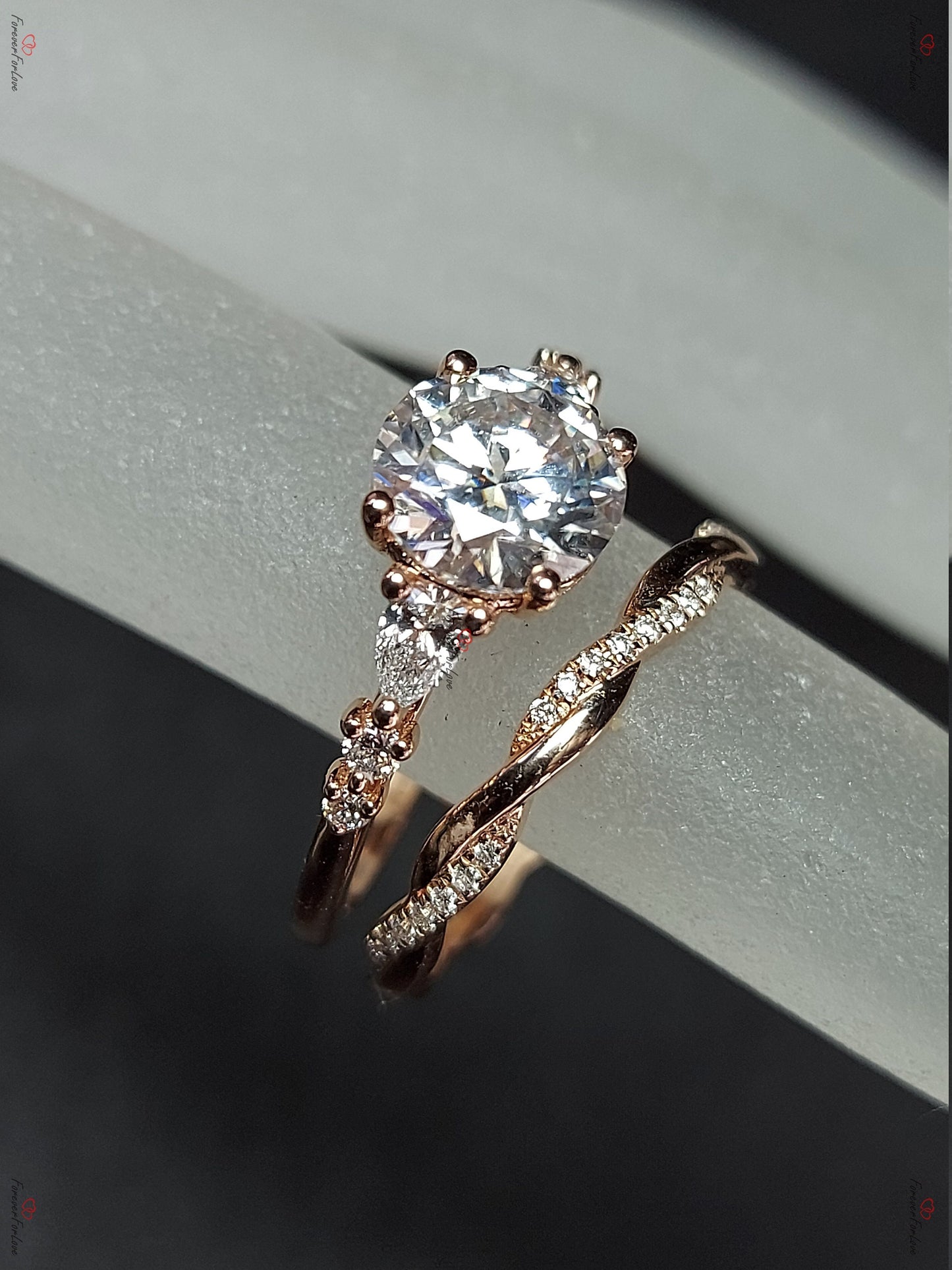 Verlobungsring mit birnenförmigem Moissanit und Cluster Pear cut Moissanite engagement ring in 935 Argentium Silber — custom handcrafted by Forever For Love