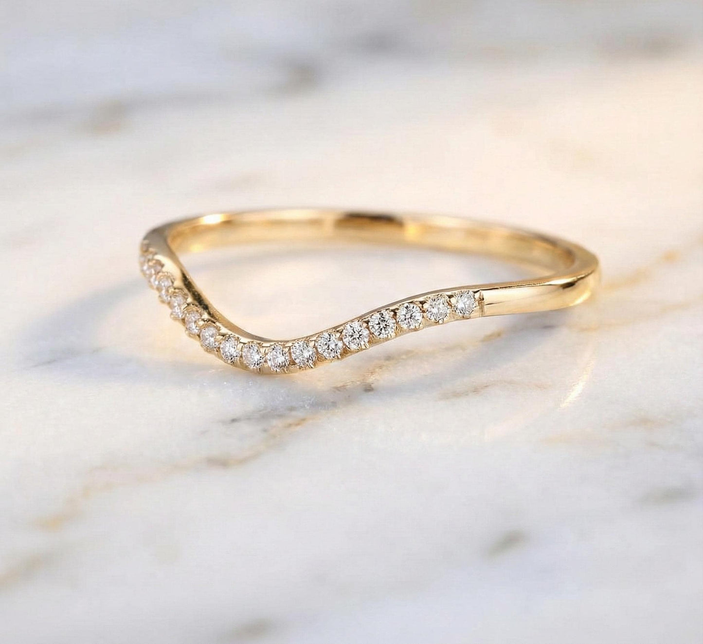 Bague incurvée en diamant de laboratoire, alliance durable pour femmes, bague en diamant de laboratoire, cadeau d'anniversaire pour épouse Round cut Moissanite taille brillant engagement ring in Gold or Platinum — custom handcrafted by Forever For Love