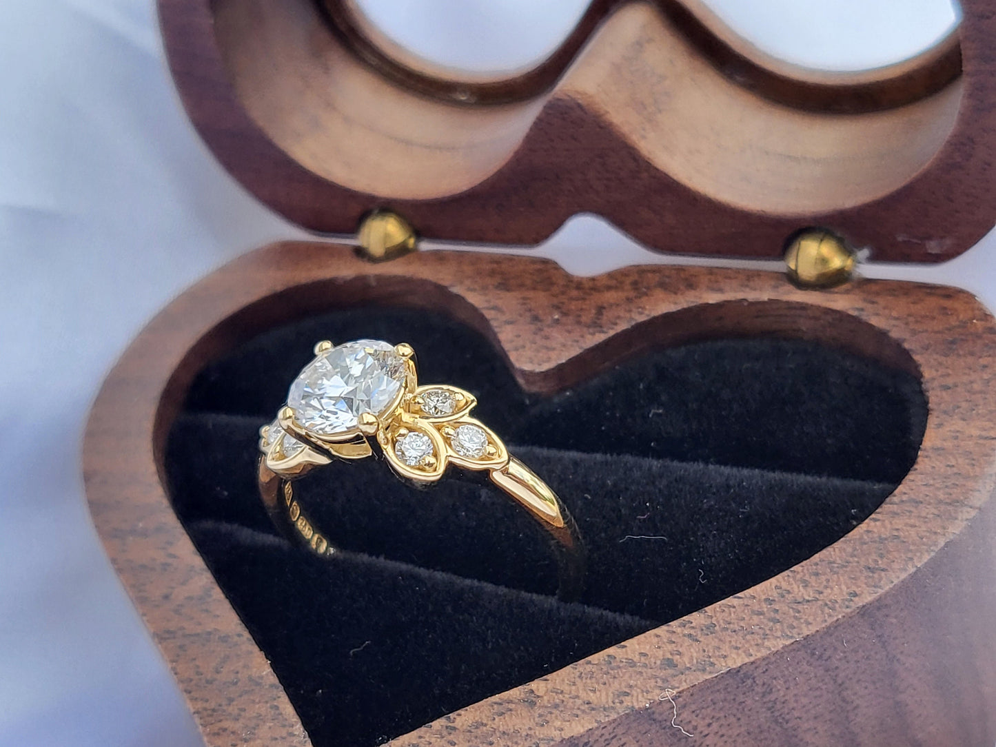 1 Karat IGI-zertifizierter dreisteiniger runder Labor-Diamant-Verlobungsring Round cut Moissanite engagement ring in Gold or Platinum — custom handcrafted by Forever For Love