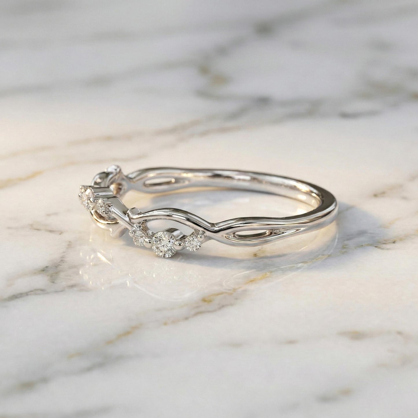 Bague Feuille pour Femme, Inspirée de la Nature, Bague Diamant Vintage pour Mariage, Bague de Promesse Unique et Délicate pour Elle, Bande Empilable, Cadeau Parfait Round cut Moissanite taille brillant engagement ring in Gold or Platinum — custom handcrafted by Forever For Love
