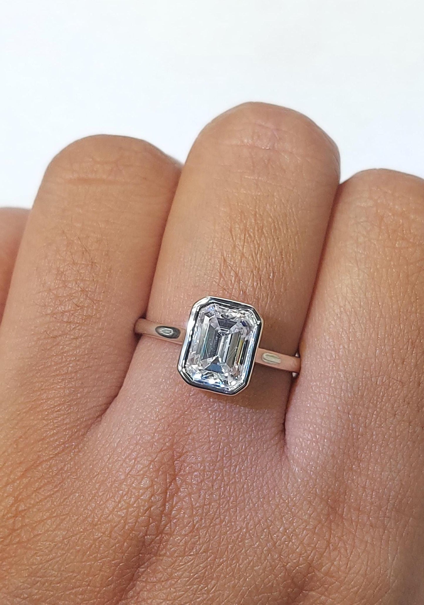 Bague de Fiançailles Solitaire Émeraude Moissanite Émeraude 1 Ct Emerald cut 1Ct Moissanite taille brillant engagement ring in Gold or Platinum — custom handcrafted by Forever For Love