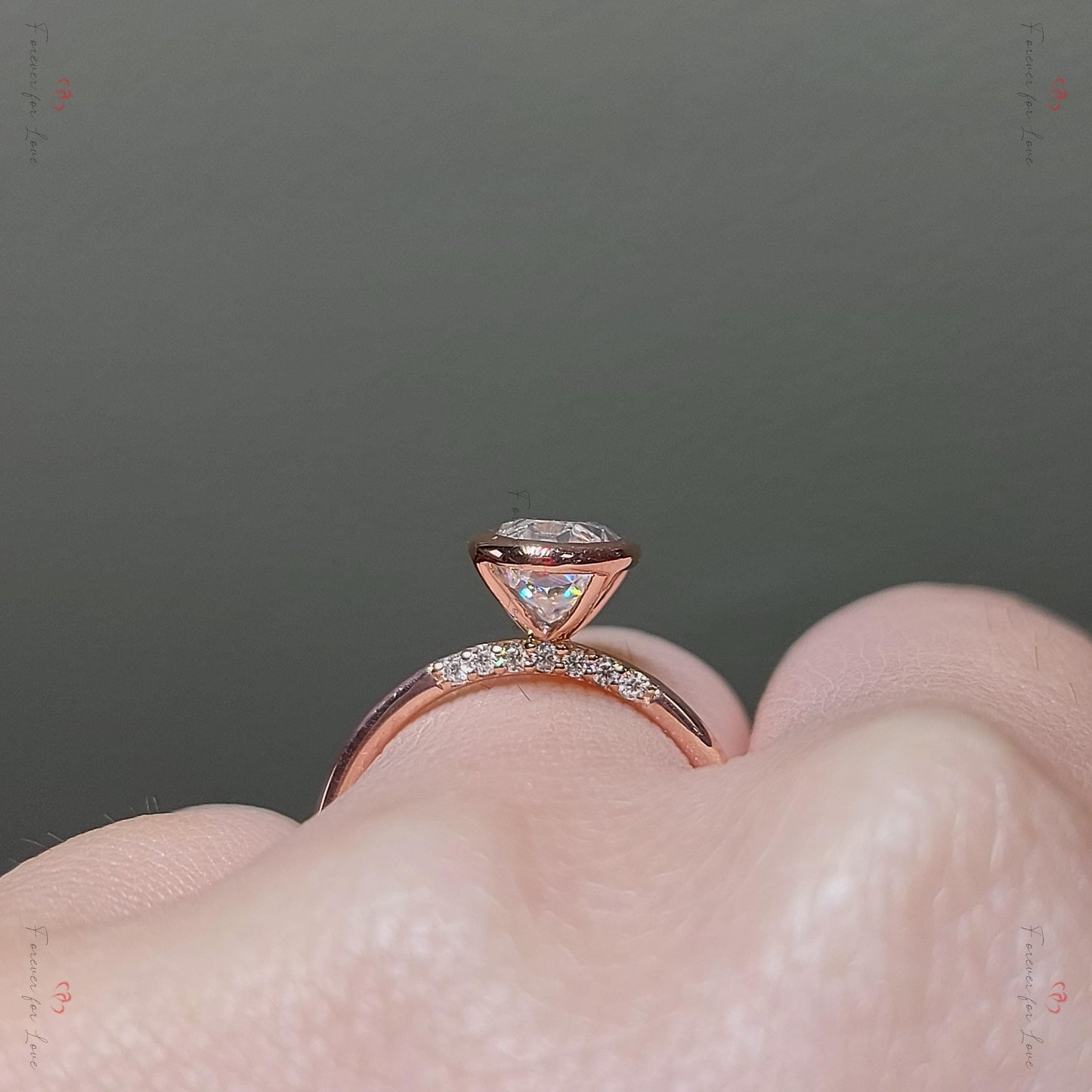 3 Karat ovaler Solitär-Moissanit-Verlobungsring mit Diamanten und Lünettenfassung Oval cut Moissanite engagement ring in 935er Argentium Silber — custom handcrafted by Forever For Love