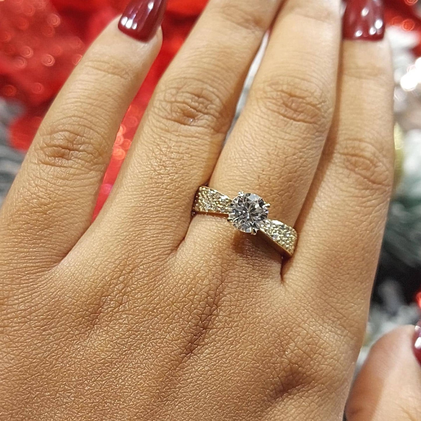 Bague de fiançailles avec diamant rond de laboratoire certifié IGI de 1,5 carat Round cut 1Ct Moissanite Taille Brillant engagement ring in Gold or Platinum — custom handcrafted by Forever For Love