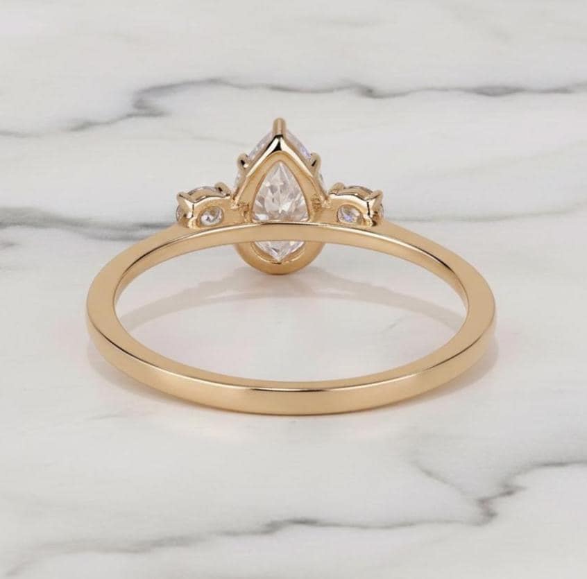 Birnenförmiger Labor-Diamant-Verlobungsring mit drei Steinen Pear cut Moissanite engagement ring in 935 Argentium Silber — custom handcrafted by Forever For Love