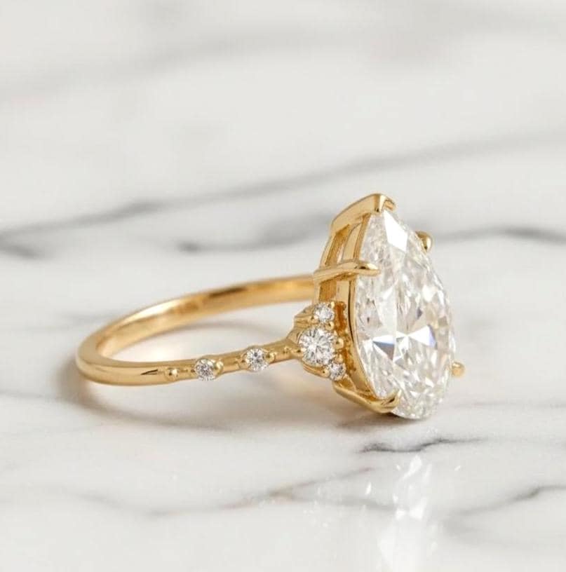 3 Karat IGI zertifizierter, birnenförmiger Labor-Diamant-Verlobungsring mit Wirbelband Pear cut Moissanite engagement ring in 935er Argentium Silber — custom handcrafted by Forever For Love