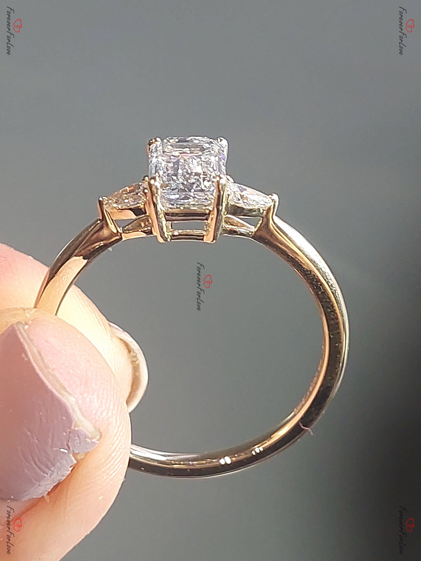 Smaragd-Labordiamant, Dreistein-Verlobungsring mit Smaragd Emerald cut Moissanite engagement ring in Gold or Platinum — custom handcrafted by Forever For Love