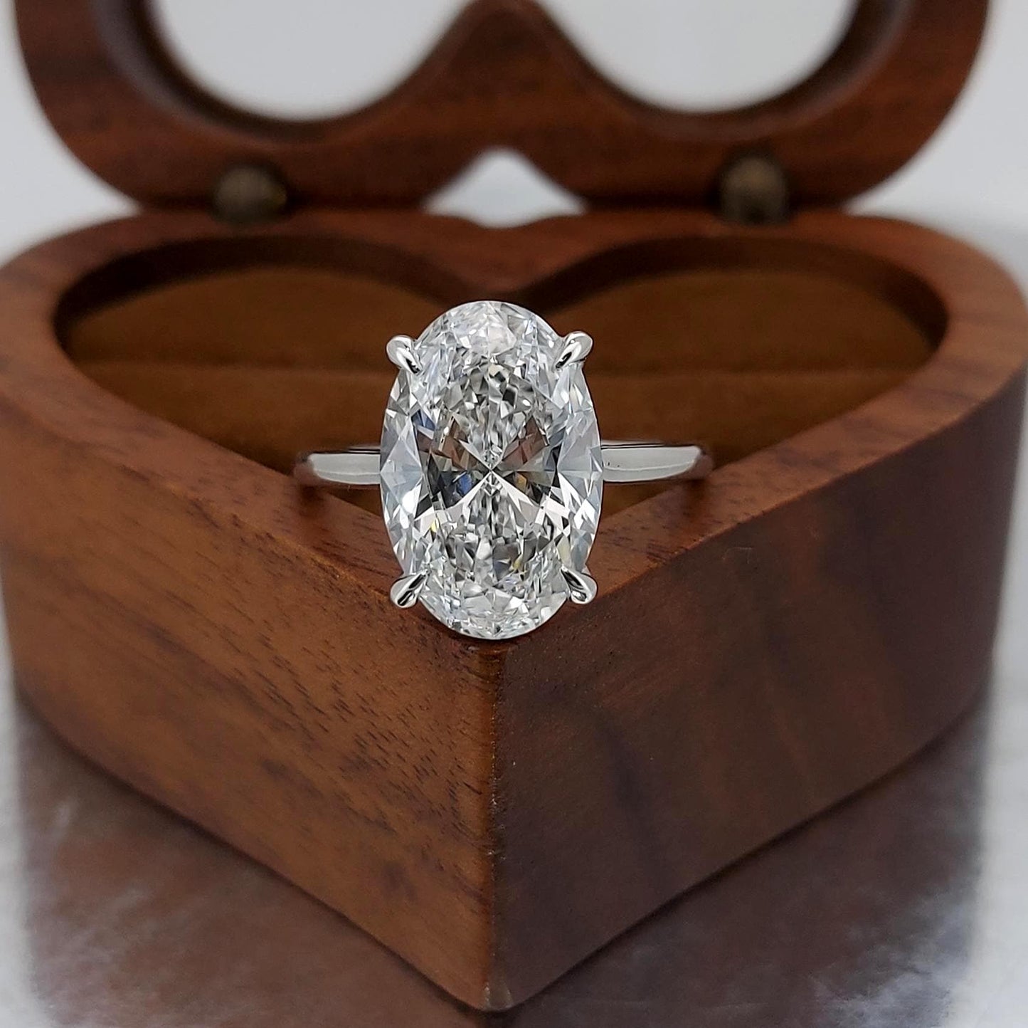 Bague de fiançailles solitaire avec diamant de laboratoire ovale de 5 carats, certifié IGI Oval cut 1Ct Moissanite coupe brillante engagement ring in Gold or Platinum — custom handcrafted by Forever For Love