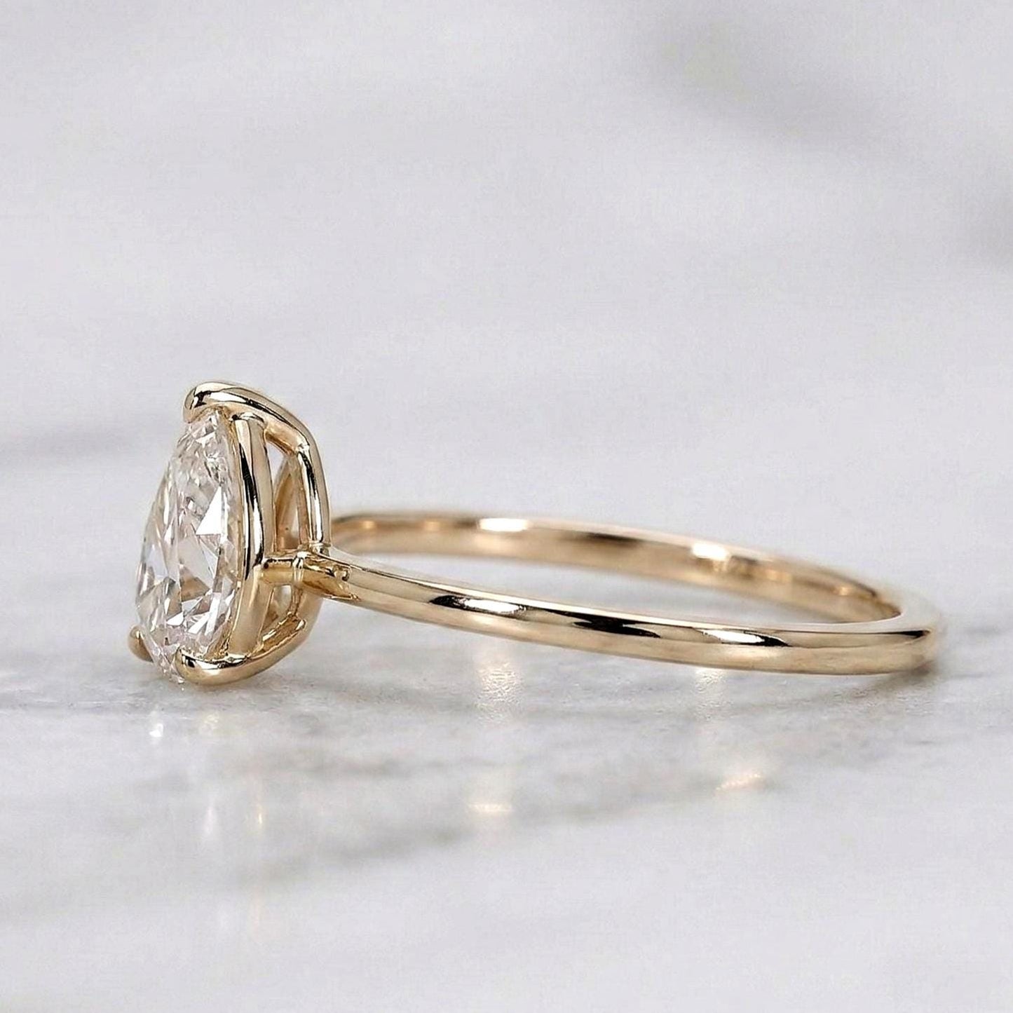 Verlobungsring mit tropfenförmigem Labordiamant – anpassbare Karatgröße Pear cut Moissanite engagement ring in 935 Argentium Silber — custom handcrafted by Forever For Love