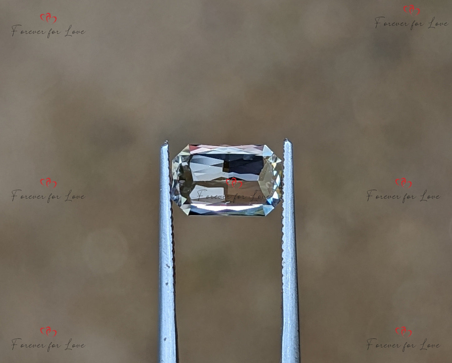 1,60 Karat unbeheizter, unbehandelter Weißer Saphir. Ein natürlicher, eleganter, unbeheizter, unbehandelter Ceylon-Saphir im Radiant-Schliff. Moissanite engagement ring in Gold or Platinum — custom handcrafted by Forever For Love