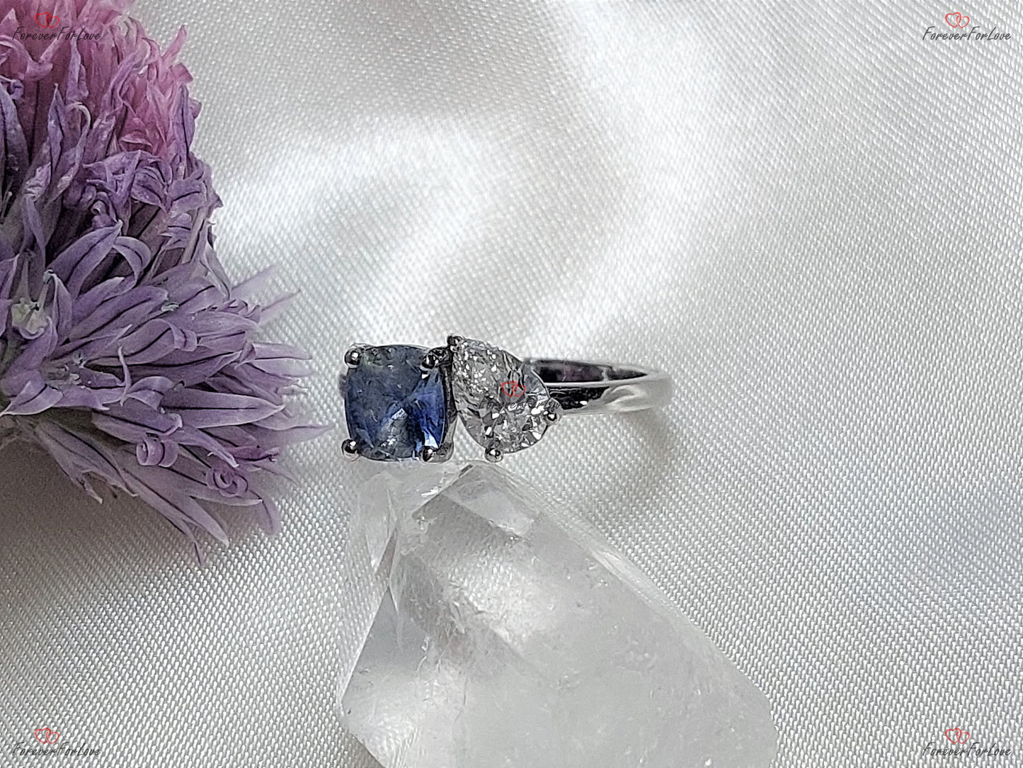 Verlobungsring mit Kissen-Diamant, Saphir und Toi et Moi Cushion cut Moissanite engagement ring in Gold or Platinum — custom handcrafted by Forever For Love