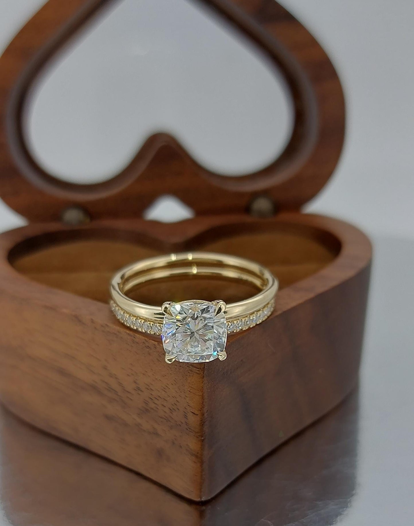 2,5 Karat IGI-zertifiziertes Kissen-Labor-Diamant-Art-Déco-Brautset Cushion cut Moissanite engagement ring in 935 Argentium Silber — custom handcrafted by Forever For Love