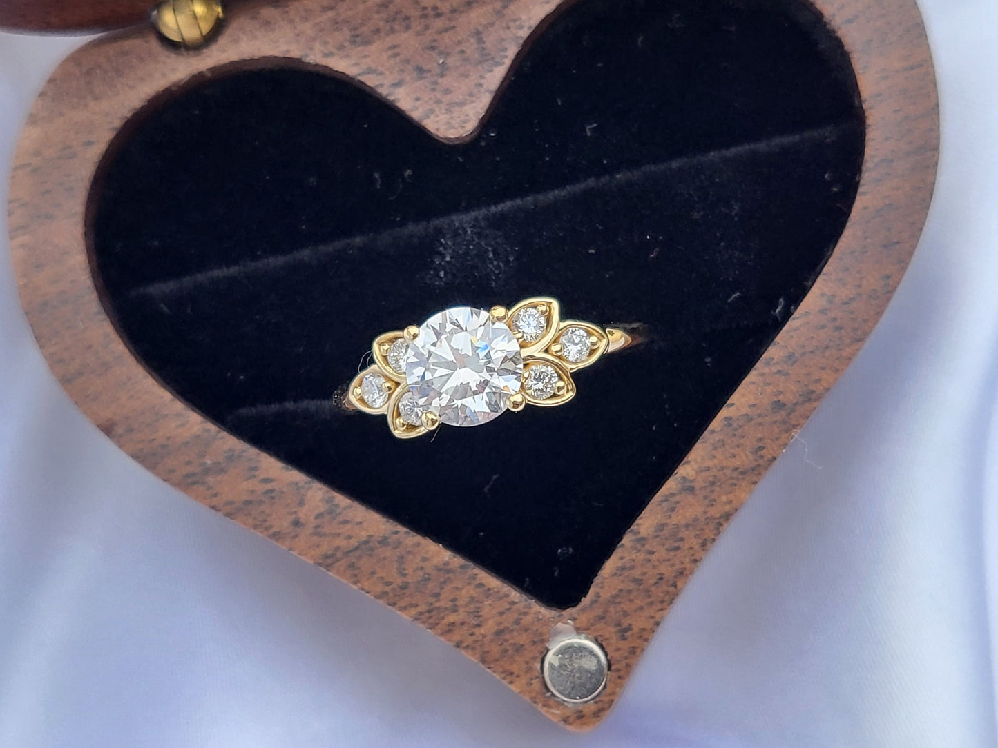 1 Karat IGI-zertifizierter dreisteiniger runder Labor-Diamant-Verlobungsring Round cut Moissanite engagement ring in Gold or Platinum — custom handcrafted by Forever For Love