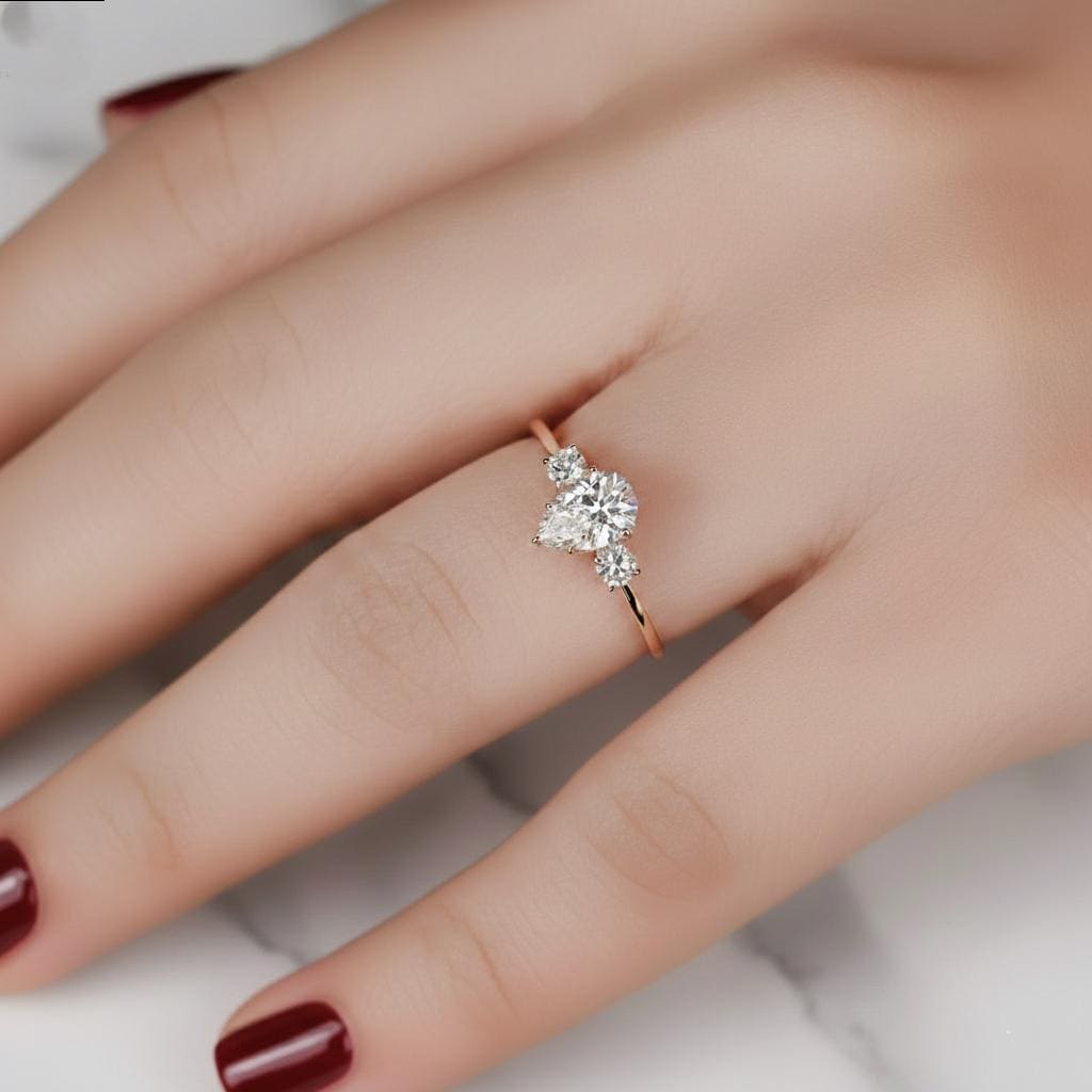 Birnenförmiger Labor-Diamant-Verlobungsring mit drei Steinen Pear cut Moissanite engagement ring in 935 Argentium Silber — custom handcrafted by Forever For Love