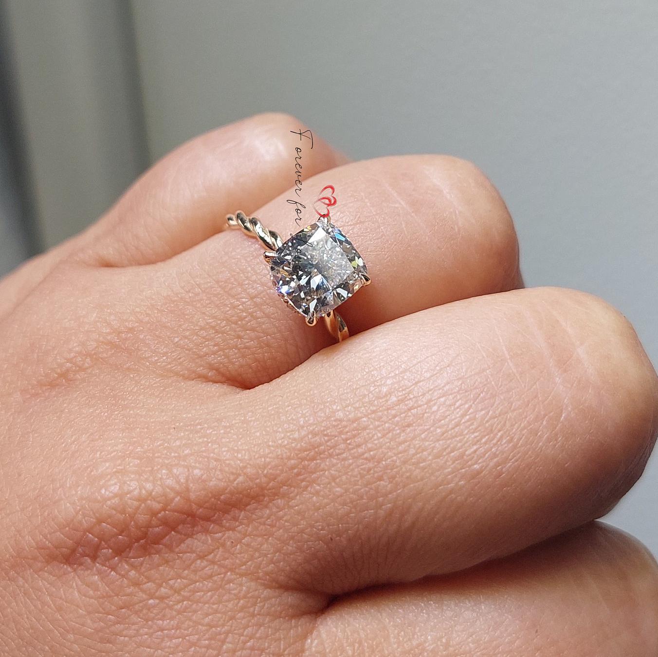 Bague de fiançailles en diamant de laboratoire coussin de 2 Ct certifié IGI Cushion cut 1Ct Moissanite Taille Brillant engagement ring in Gold or Platinum — custom handcrafted by Forever For Love