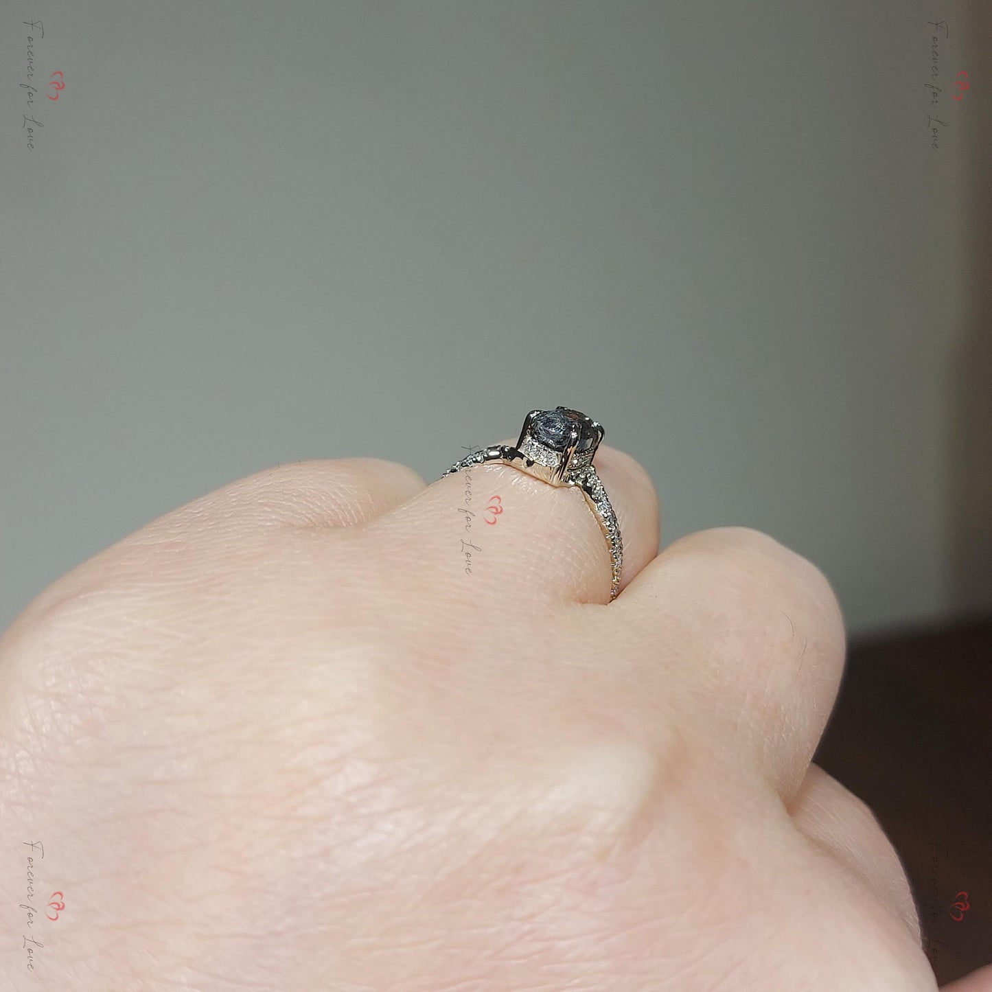 Bague de fiançailles solitaire vintage ovale diamant taillé rose sel et poivre Bague de fiançailles sel et poivre en or blanc Bague de demande en mariage. Oval cut 1Ct Moissanite taille brillant engagement ring in Gold or Platinum — custom handcrafted by Forever For Love