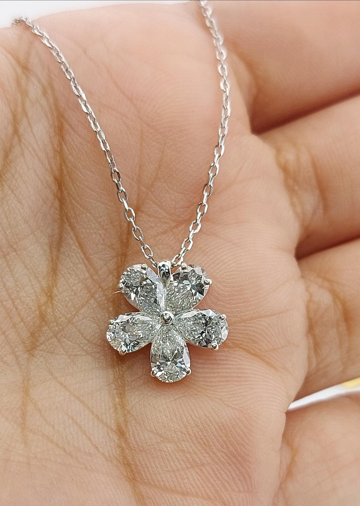 1,25 Karat Birnendiamant-Blumenkette, Solitär-Diamantkette aus massivem Weißgold, Blumenanhänger, Perfektes Geschenk für sie Moissanite engagement ring in Gold or Platinum — custom handcrafted by Forever For Love