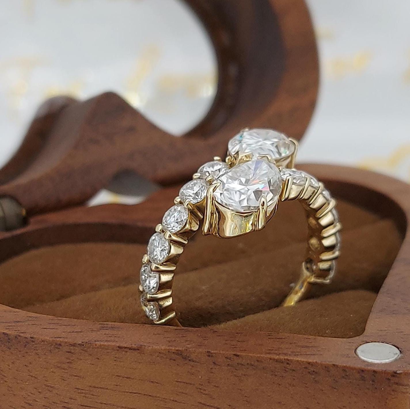Bague de Fiançailles Poire en Diamant de Laboratoire de 3,6 Ct Certifié IGI Pear cut 1Ct Moissanite taille brillant engagement ring in Gold or Platinum — custom handcrafted by Forever For Love