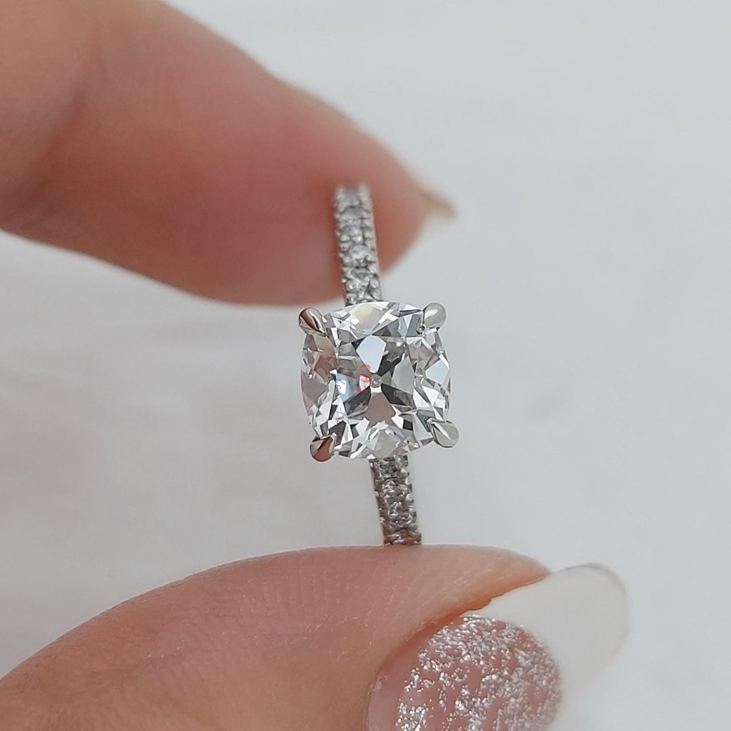 1,5 Karat IGI-zertifizierter Kissen-Diamant-Verlobungsring Cushion cut Moissanite engagement ring in 935 Argentium Silber — custom handcrafted by Forever For Love