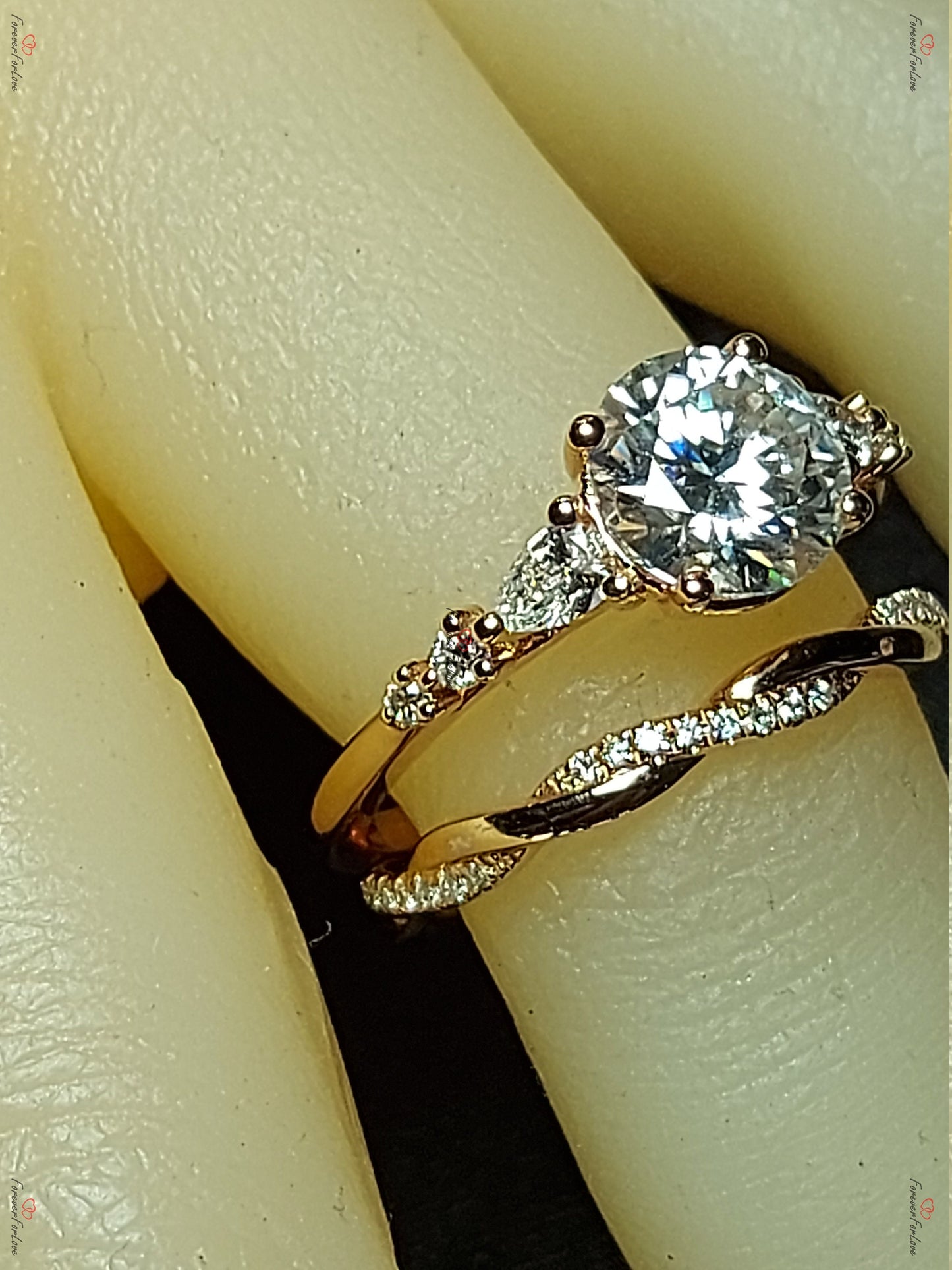Verlobungsring mit birnenförmigem Moissanit und Cluster Pear cut Moissanite engagement ring in 935 Argentium Silber — custom handcrafted by Forever For Love