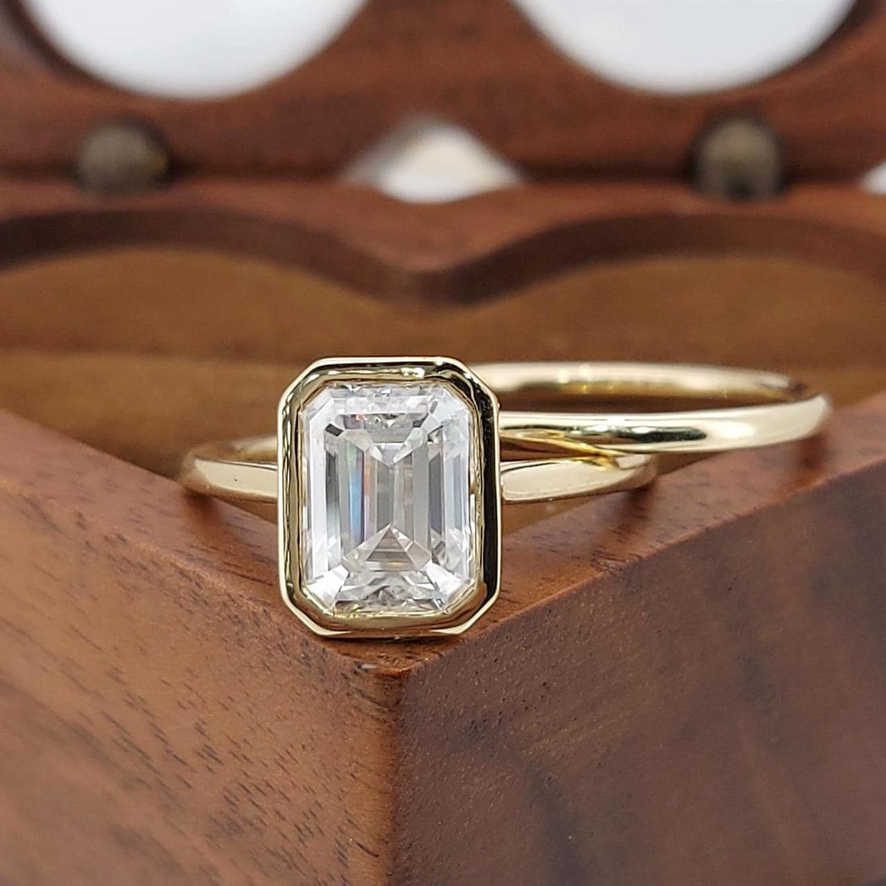 1,5 Karat Smaragd Labordiamant, Smaragd Ehering Emerald cut Moissanite engagement ring in 935 Argentium Silber — custom handcrafted by Forever For Love