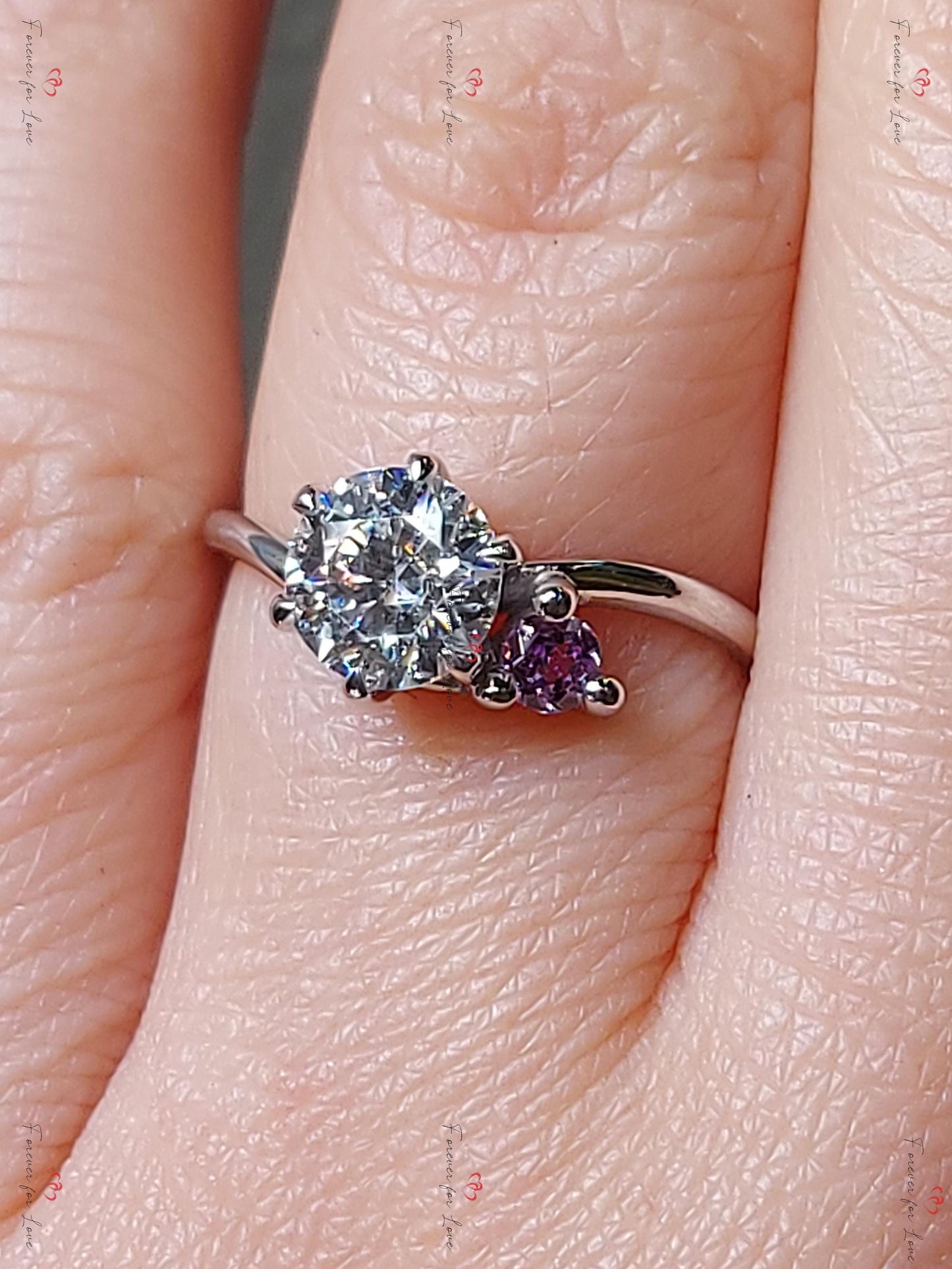 1 Karat IGI zertifizierter Art Déco Labor-Diamantring Round cut Moissanite engagement ring in 935 Argentium Silber — custom handcrafted by Forever For Love