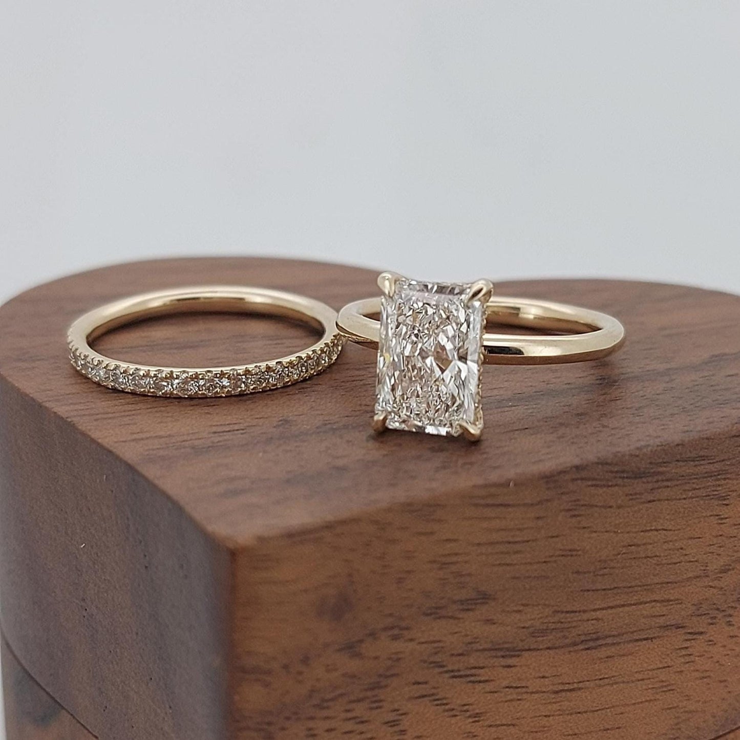 Bague éternité diamant de laboratoire taille radiant 1,76 carats Radiant cut Moissanite taille brillant engagement ring in Gold or Platinum — custom handcrafted by Forever For Love