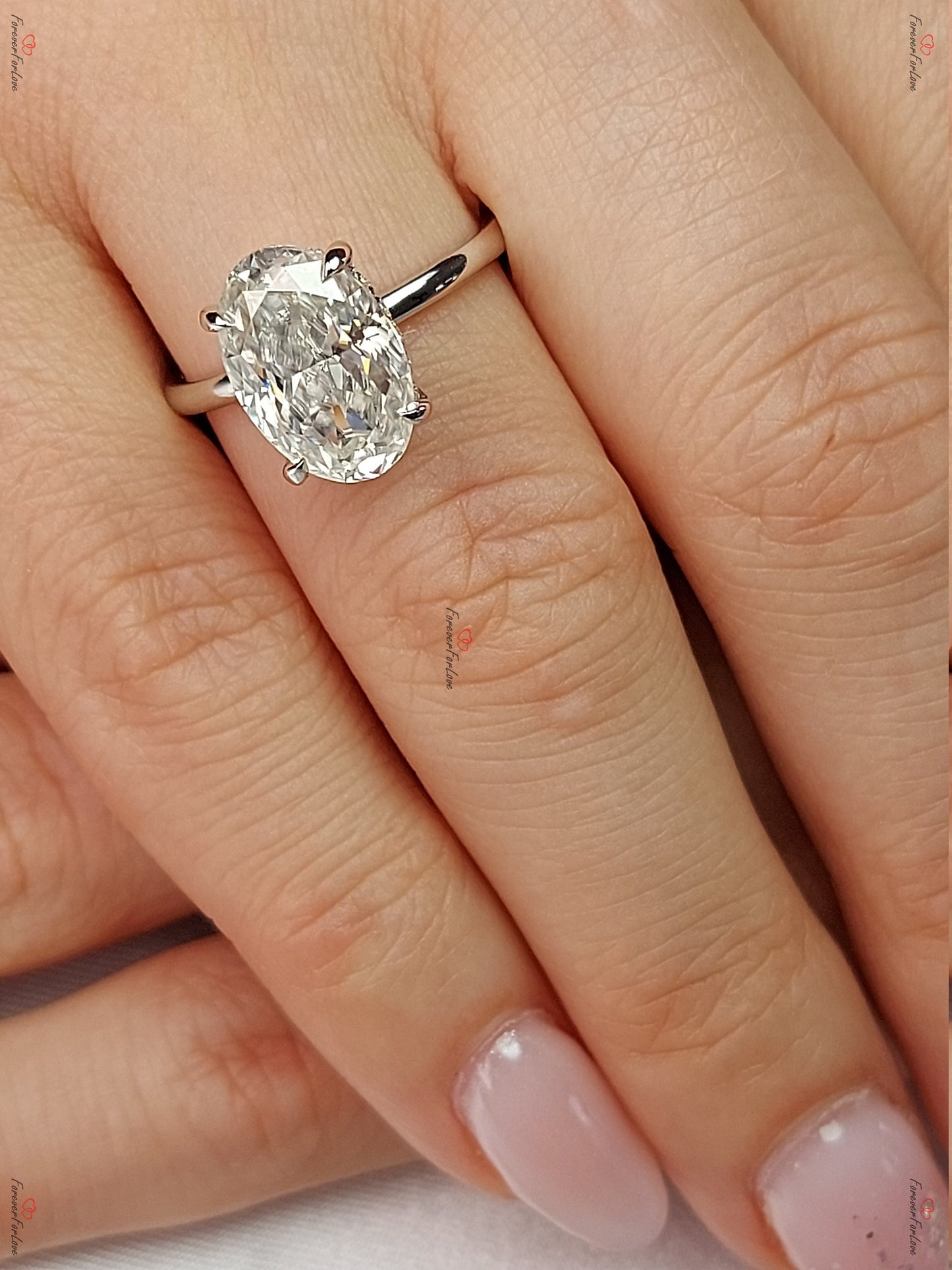 Bague de fiançailles en moissanite ovale 4 carats avec halo caché Oval cut 1Ct Moissanite taille brillant engagement ring in Gold or Platinum — custom handcrafted by Forever For Love