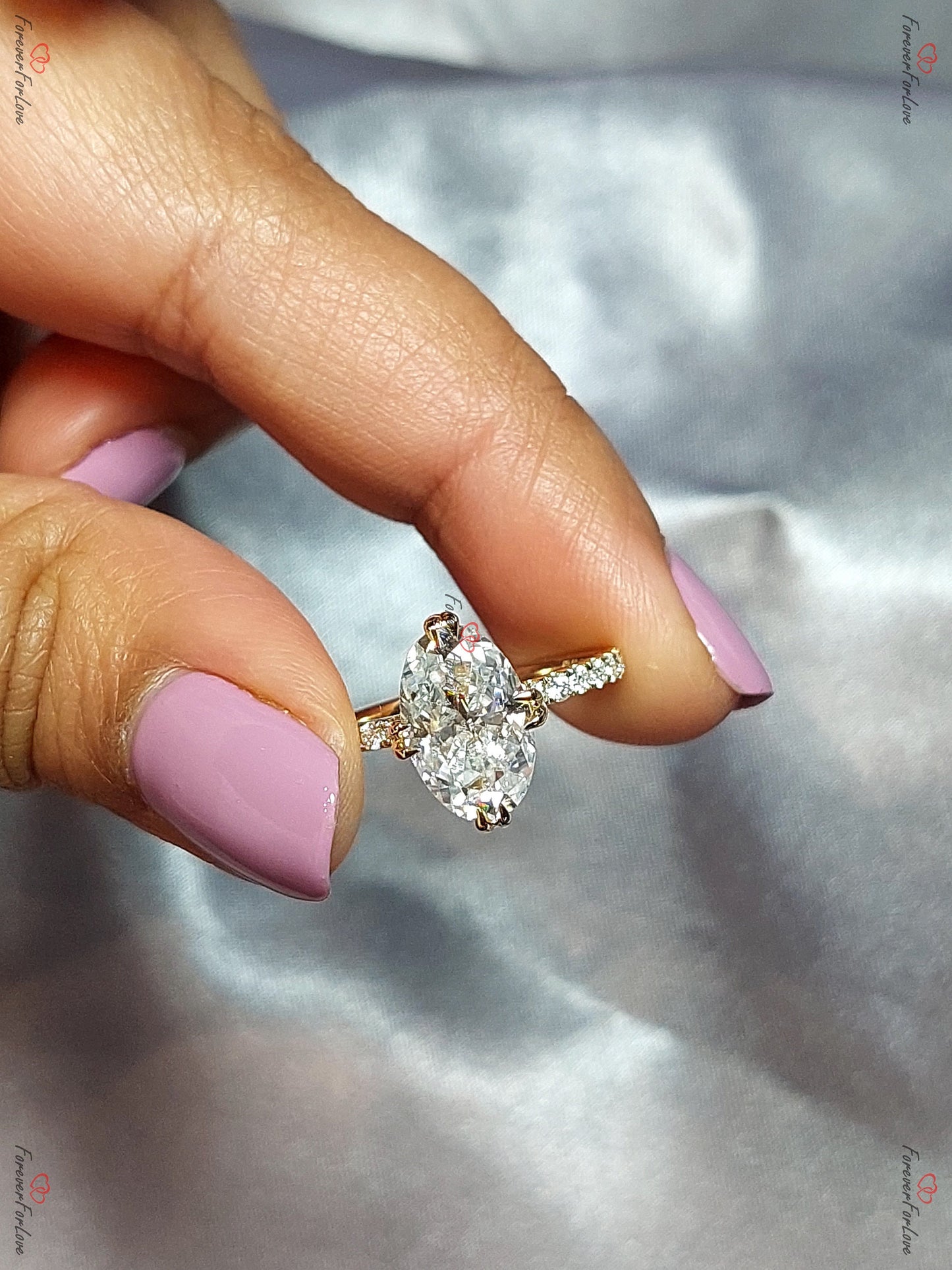Bague de Fiançailles Ovale Solitaire 3 carats avec Accents Moissanite et Diamant Oval cut 1Ct Moissanite taille brillant engagement ring in Gold or Platinum — custom handcrafted by Forever For Love